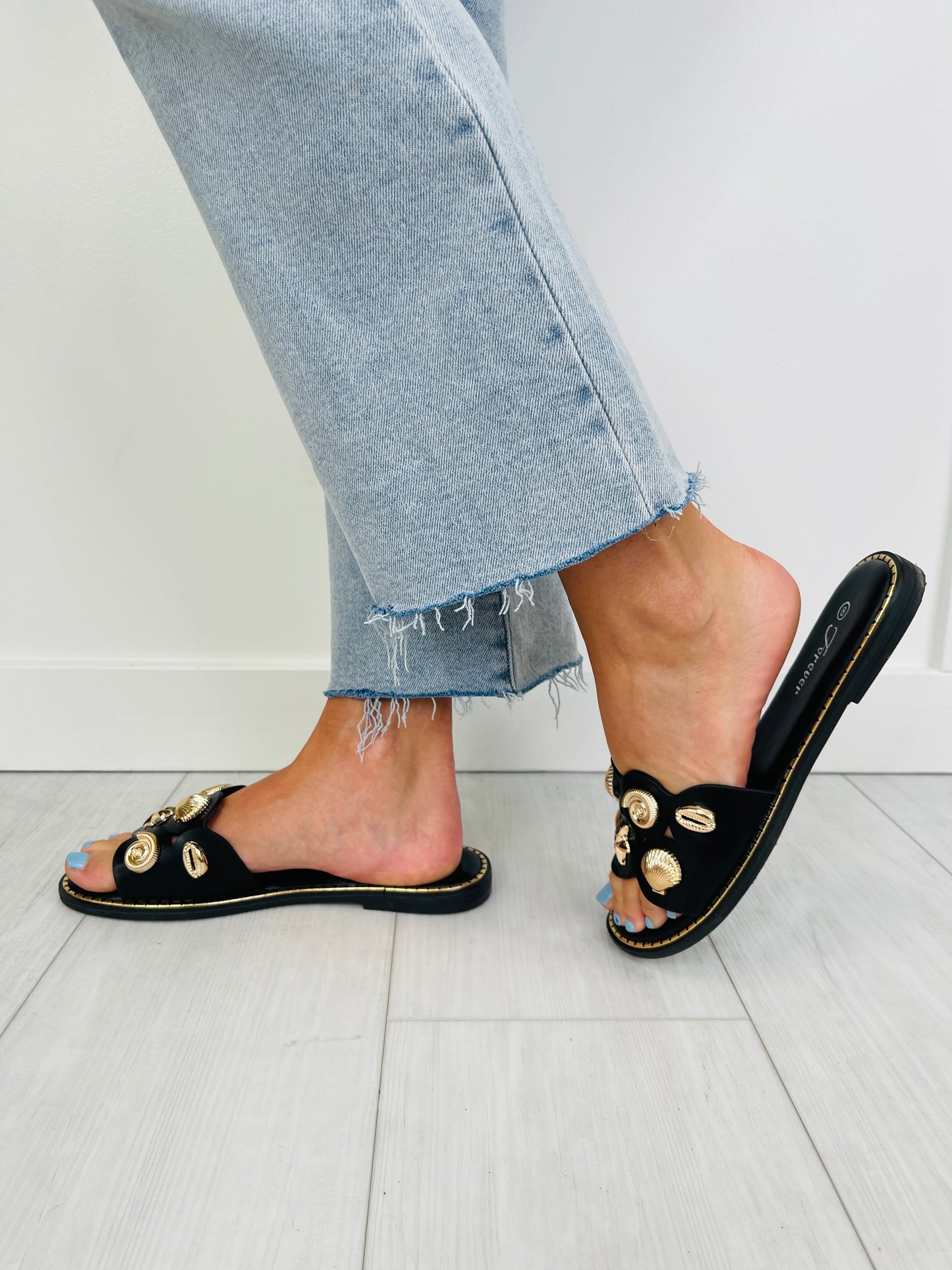 Shell Yeah Baby Sandals In Black