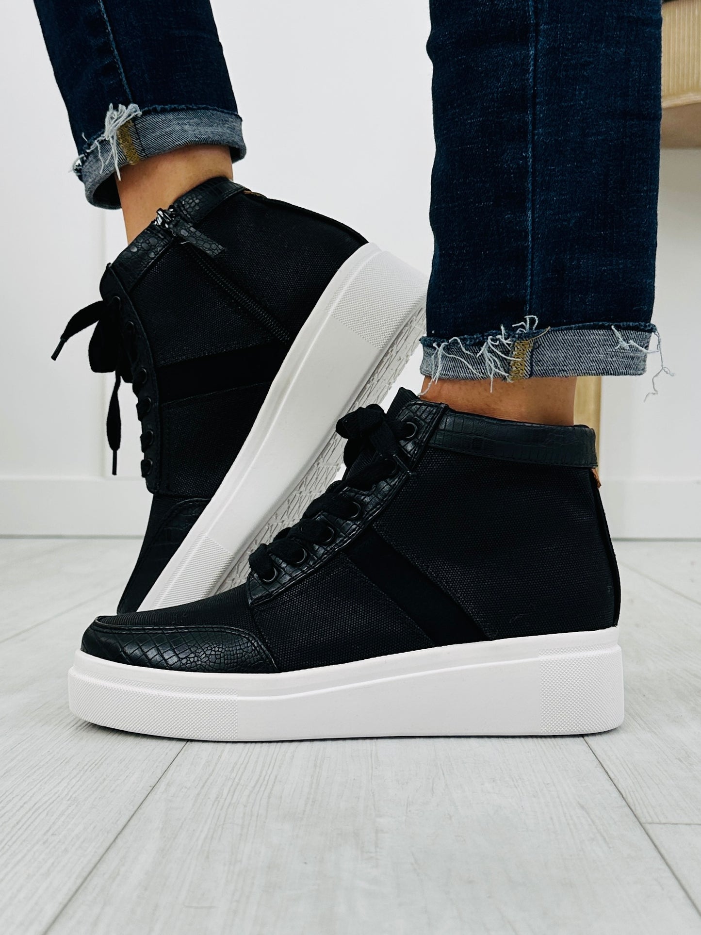 City Bound Sneakers In Black