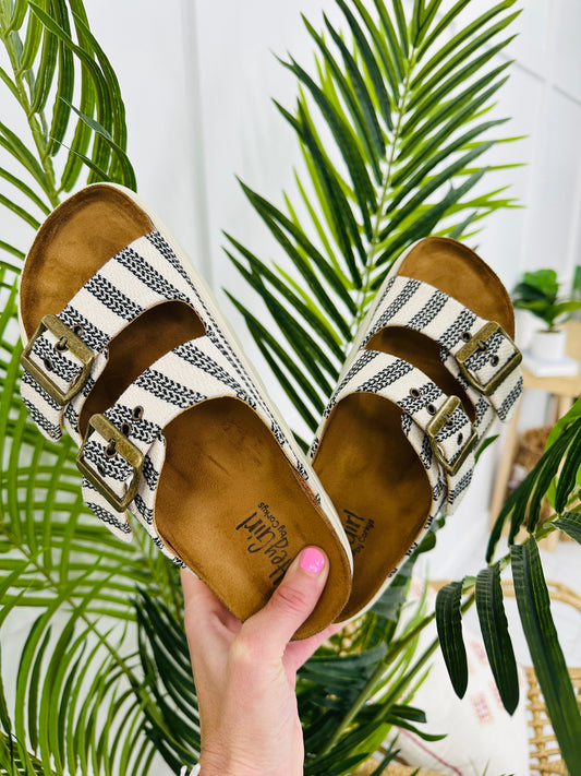 Seaside Stride Sandals In Black Natural Stripe