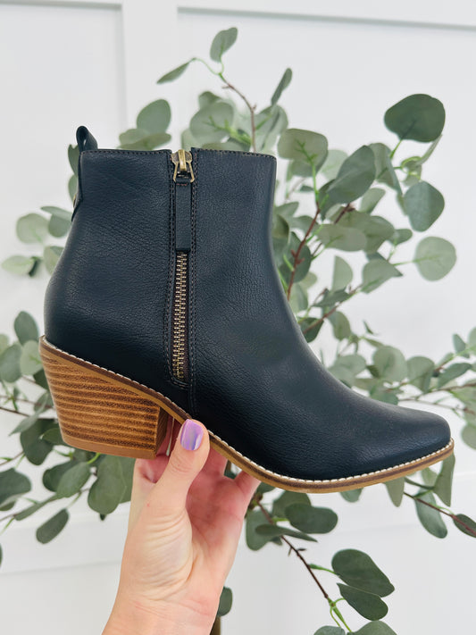 The Right On Time Boot In Black