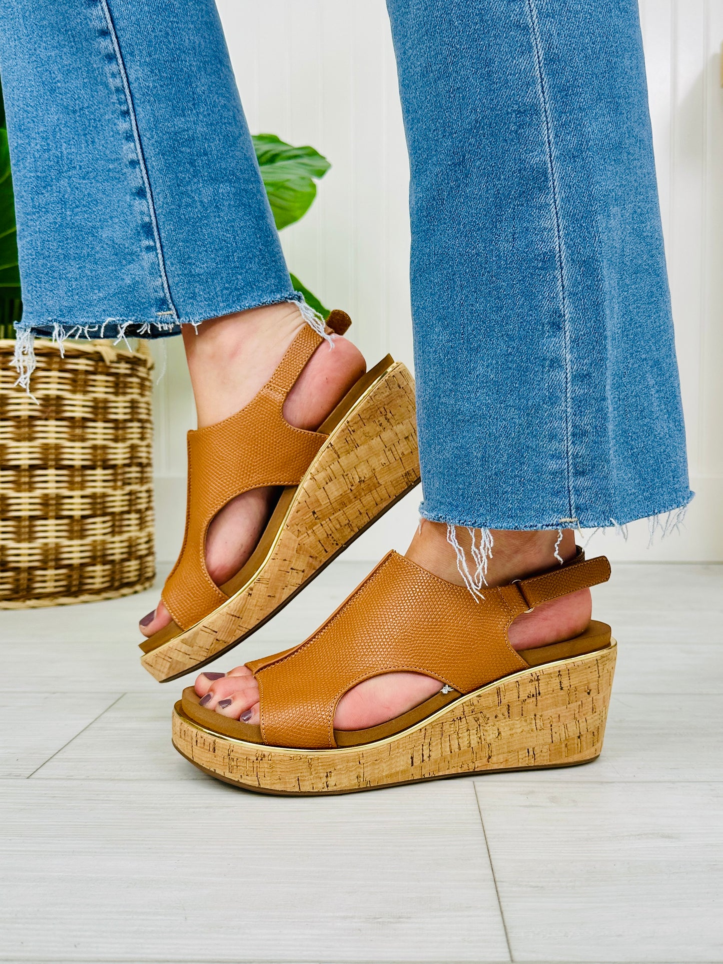 Sunshine Strut Wedges in Camel Lizard