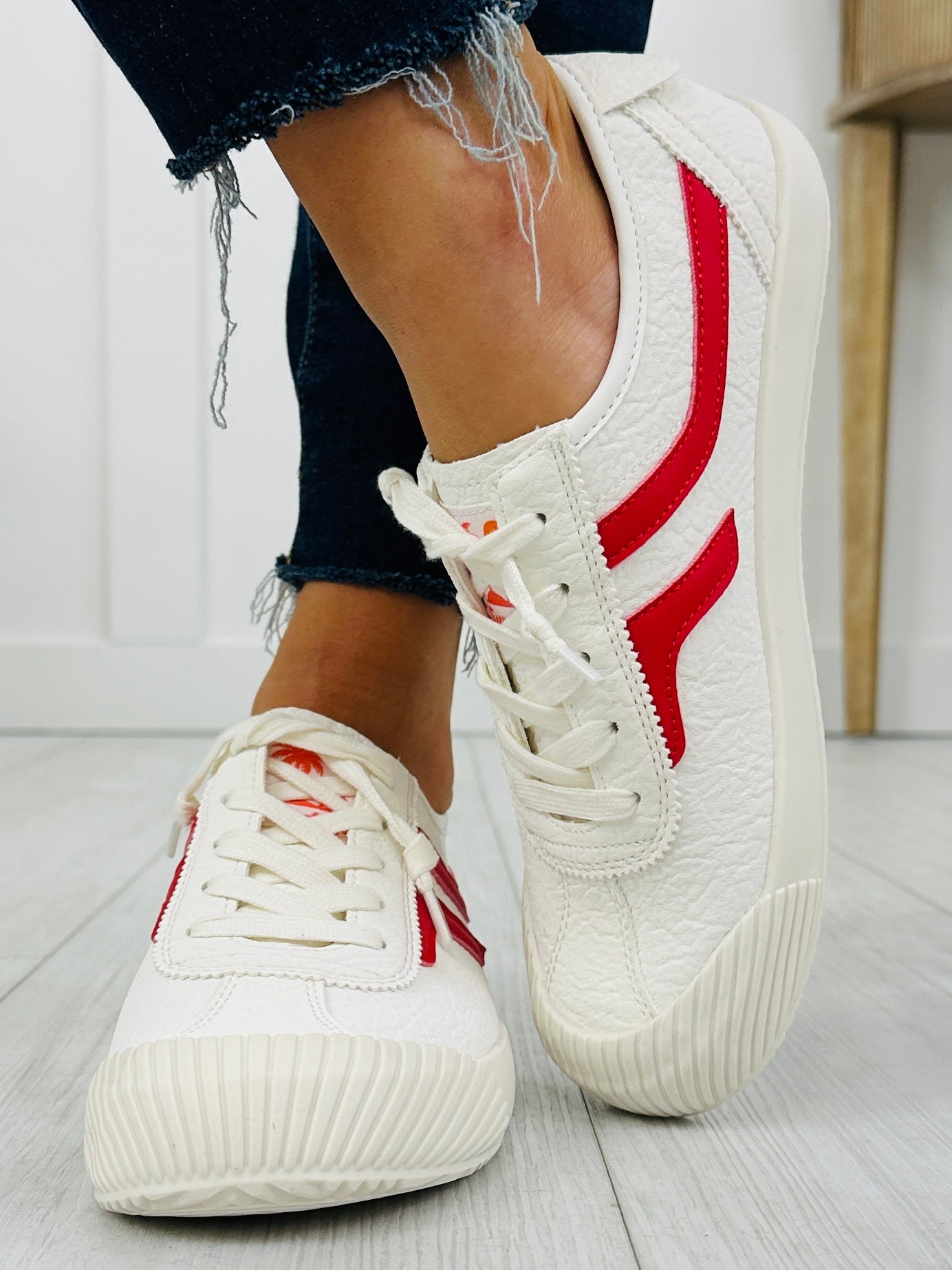 Metro Move Sneakers In Off White/Red