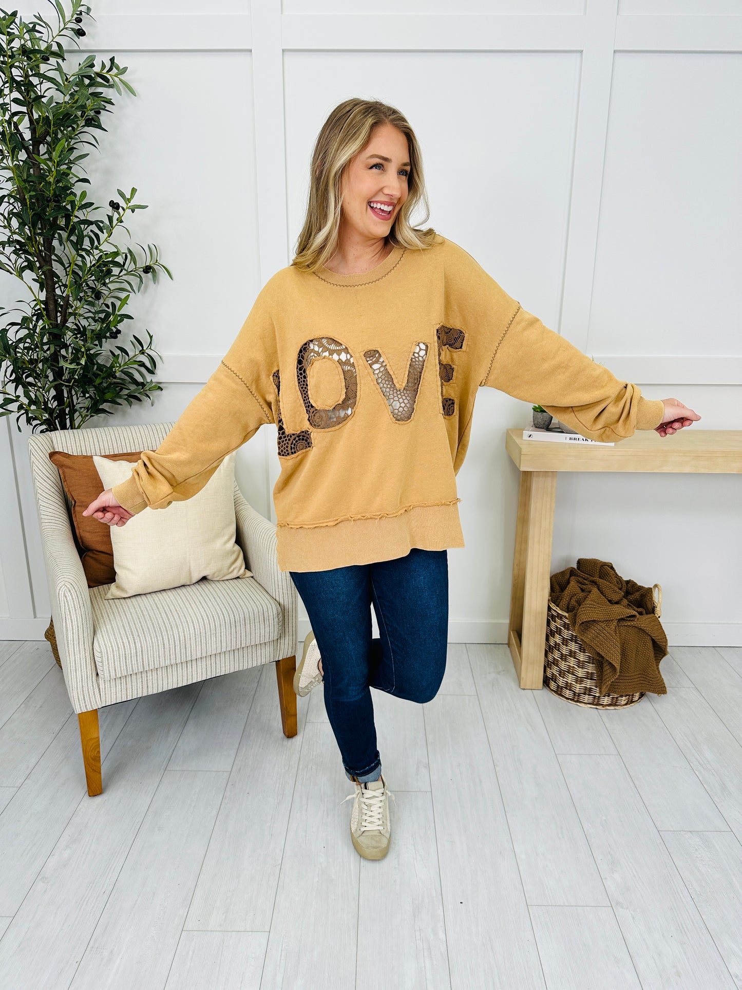 REG/CURVY Love Bound Sweatshirt