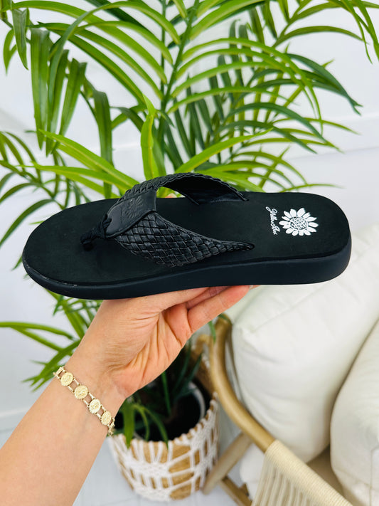 Seaside Strutter Flip Flops In Black