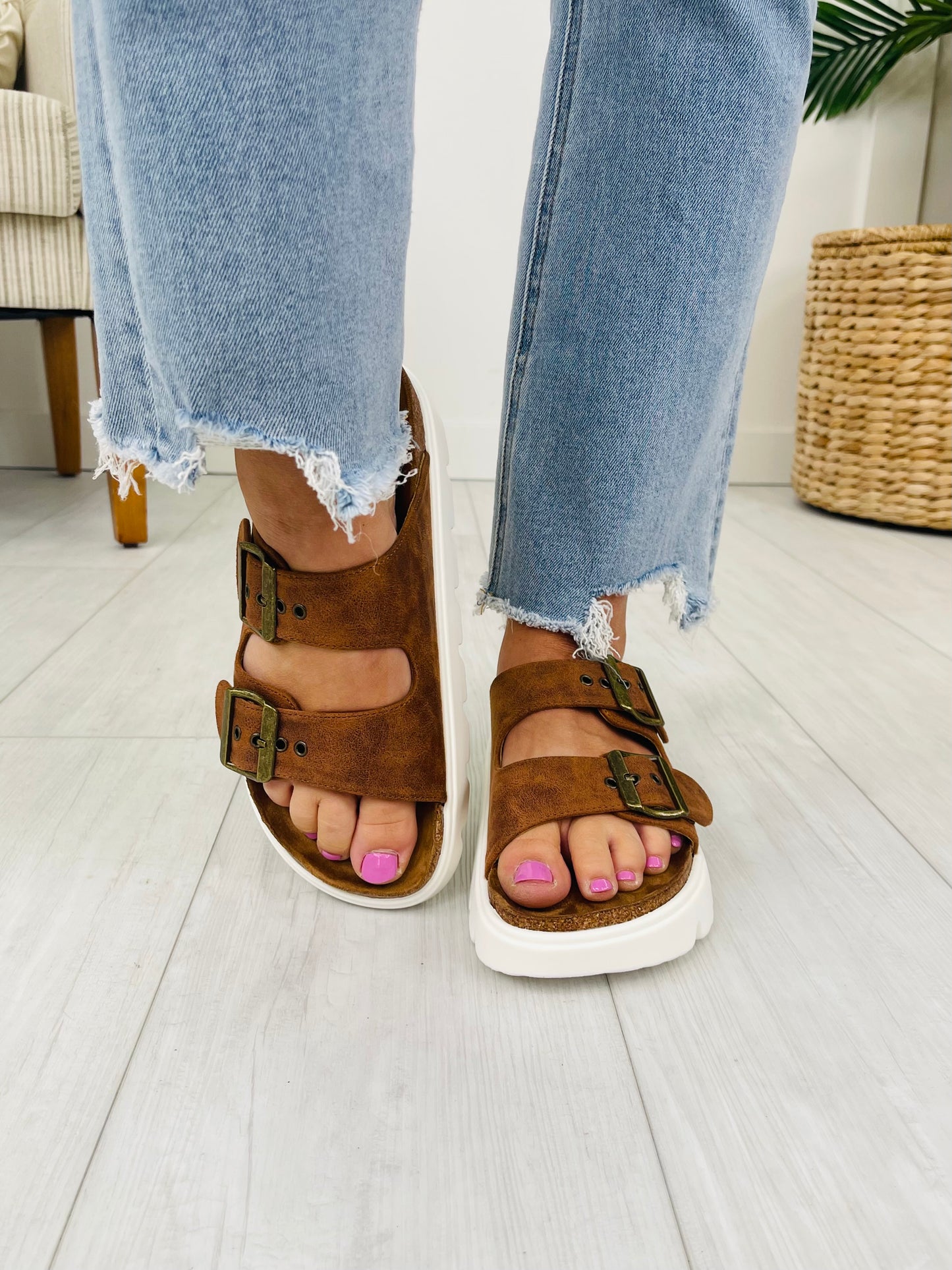 Seaside Stride Sandals In Cognac