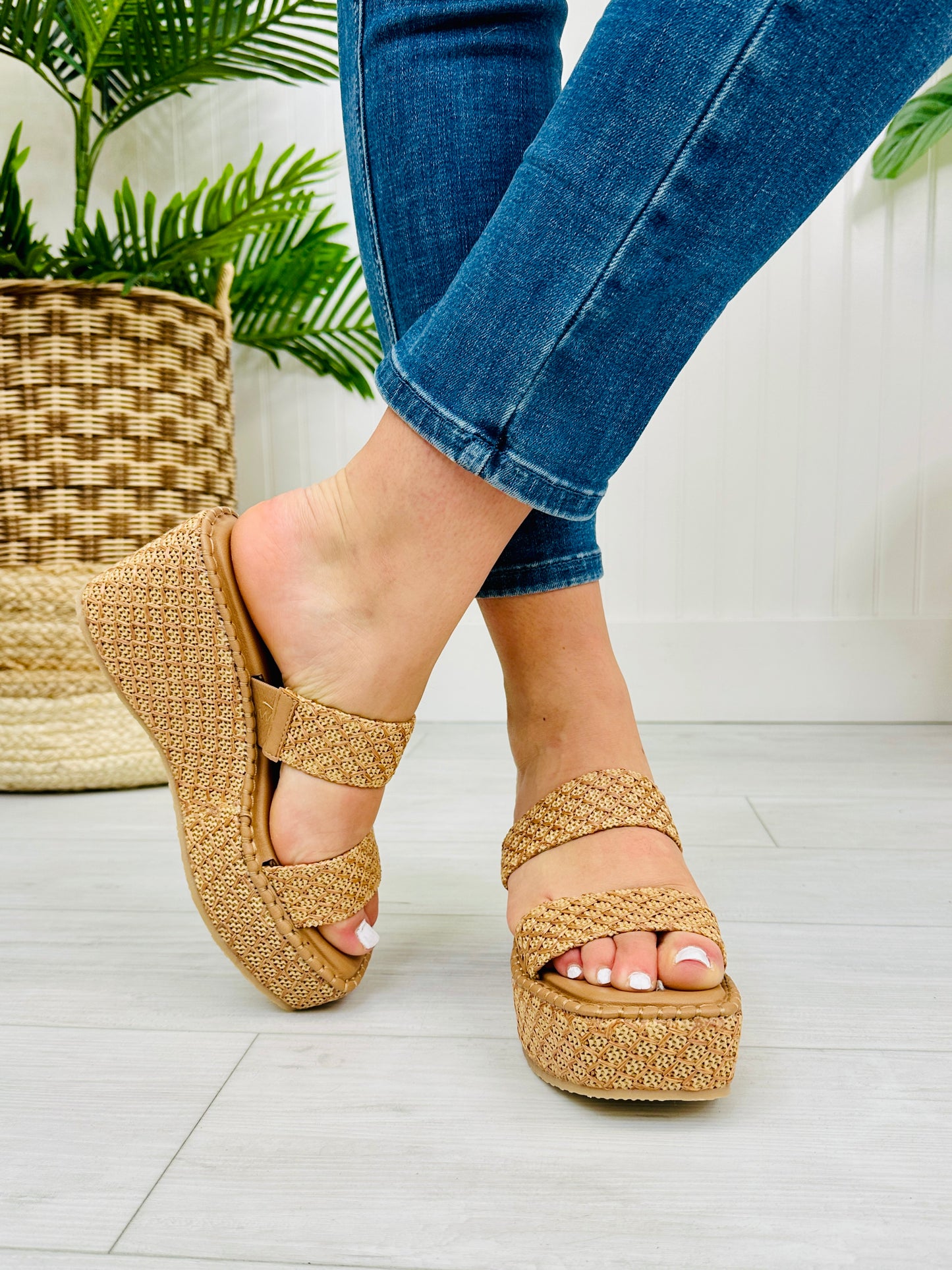 Swaying Beauty Wedges in Almond