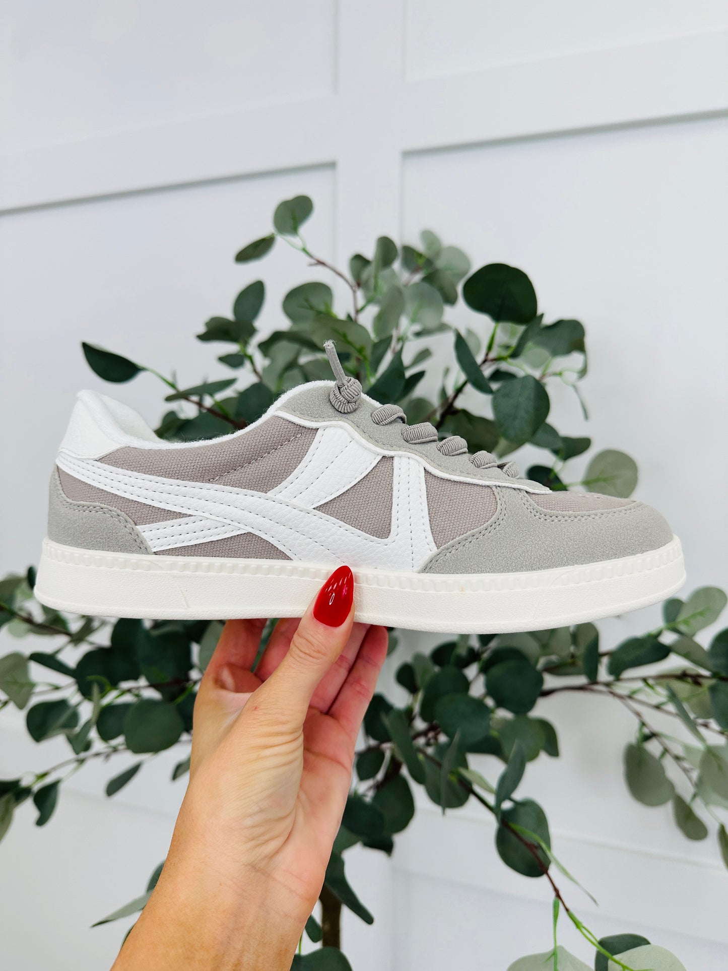 Weekend Wander Sneakers In Grey/White