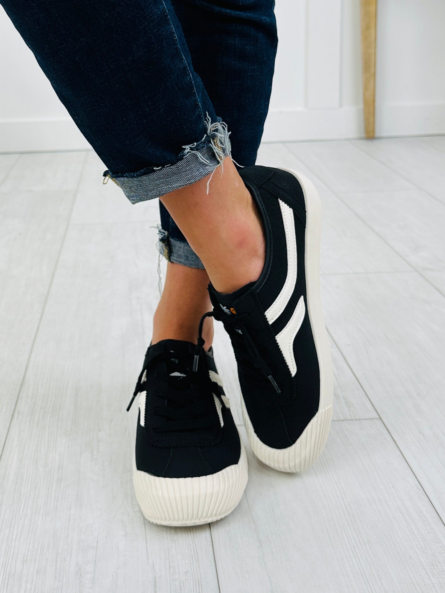 Metro Move Sneakers In Black/Off White