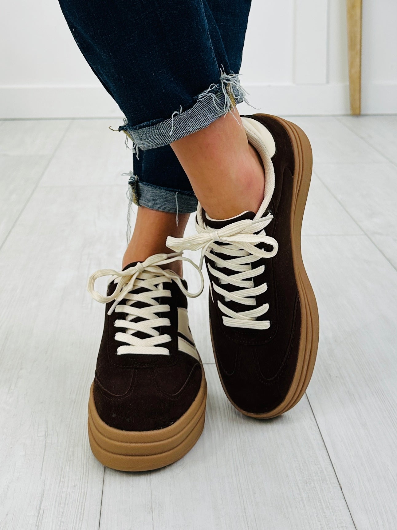 Sidewalk Chic Sneakers In Brown/Beige