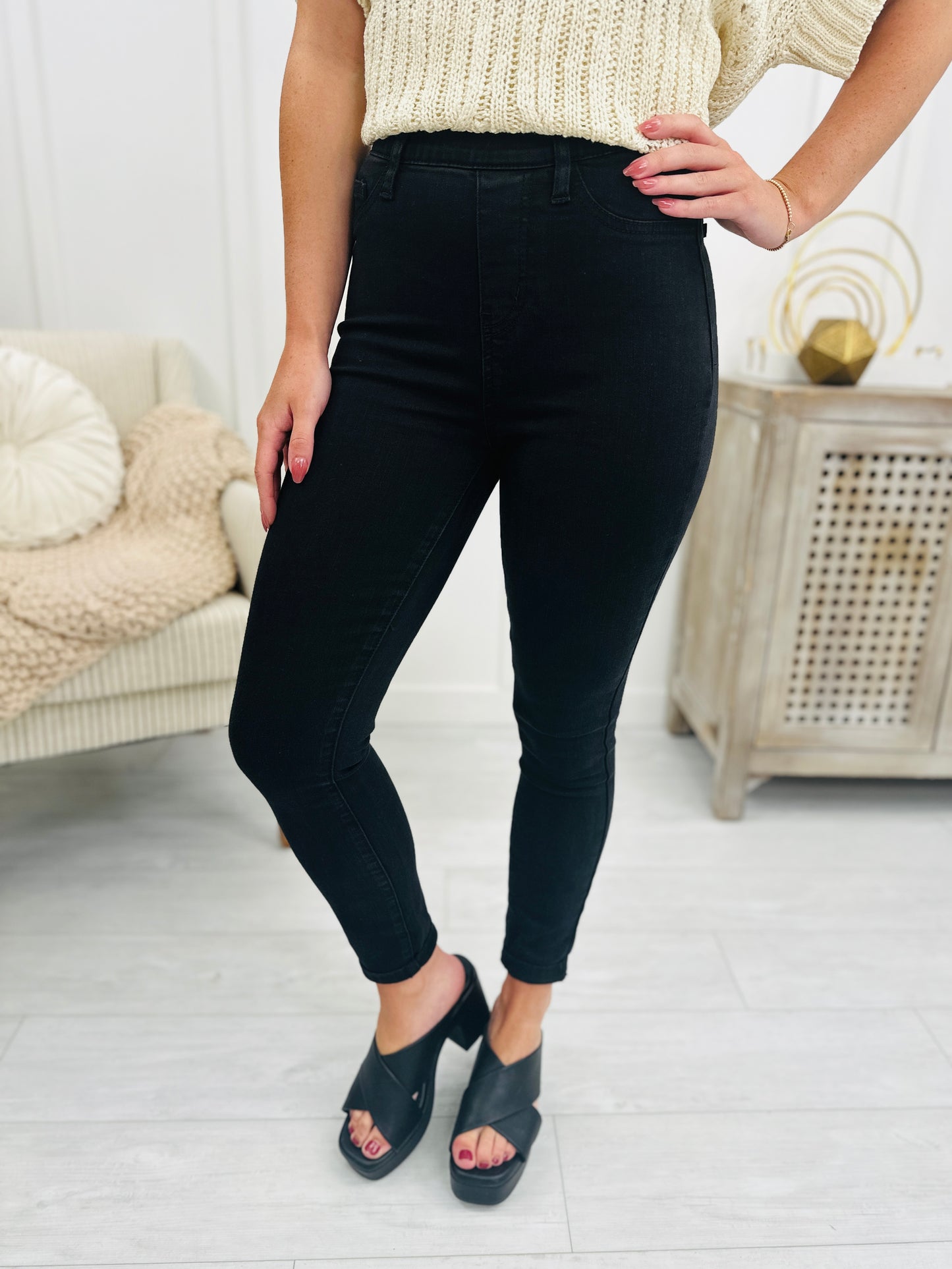 Judy Blue Pulling Through Pull On Skinny Jeans in Reg/Curvy