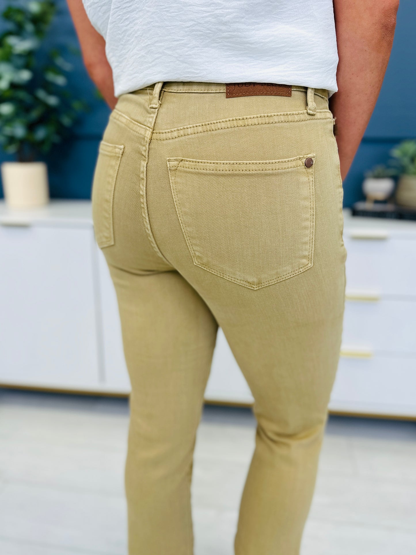 Judy Blue The Works Khaki Capris in Reg/Curvy