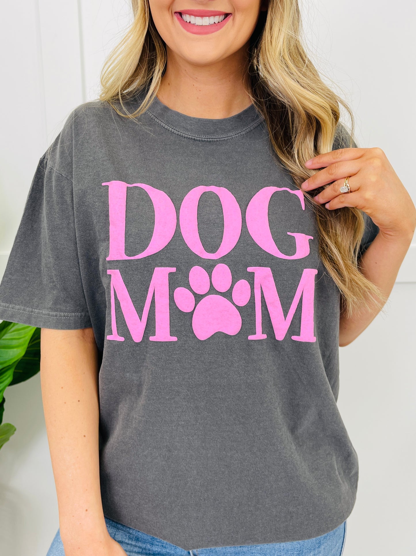 Dog Mom Graphic Tee