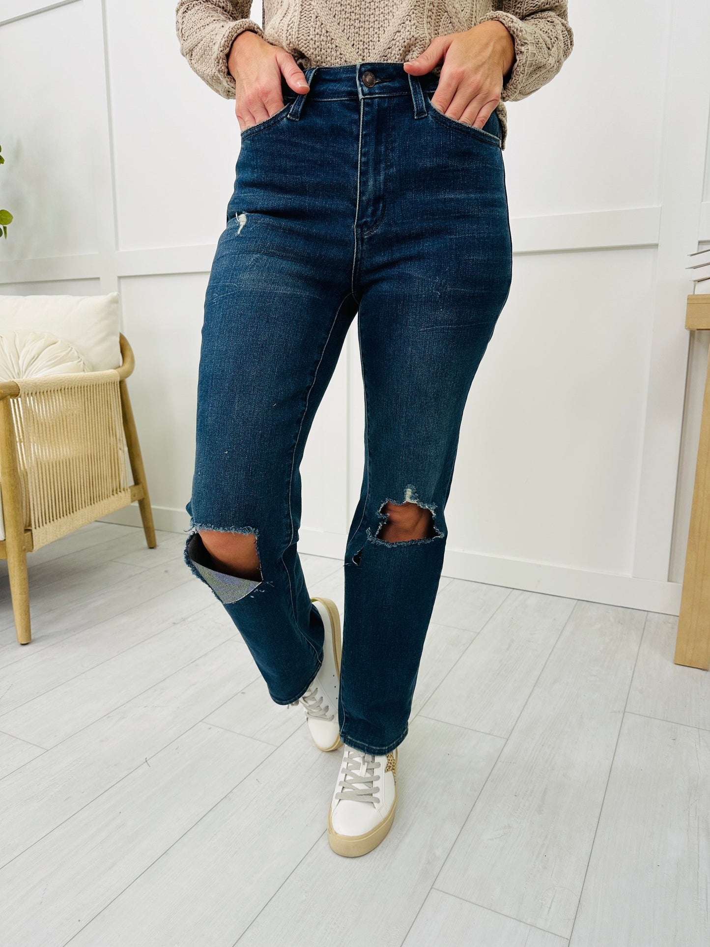 Judy Blue Tearin' Up My Heart Ripped Knee Dad Jeans in Reg/Curvy