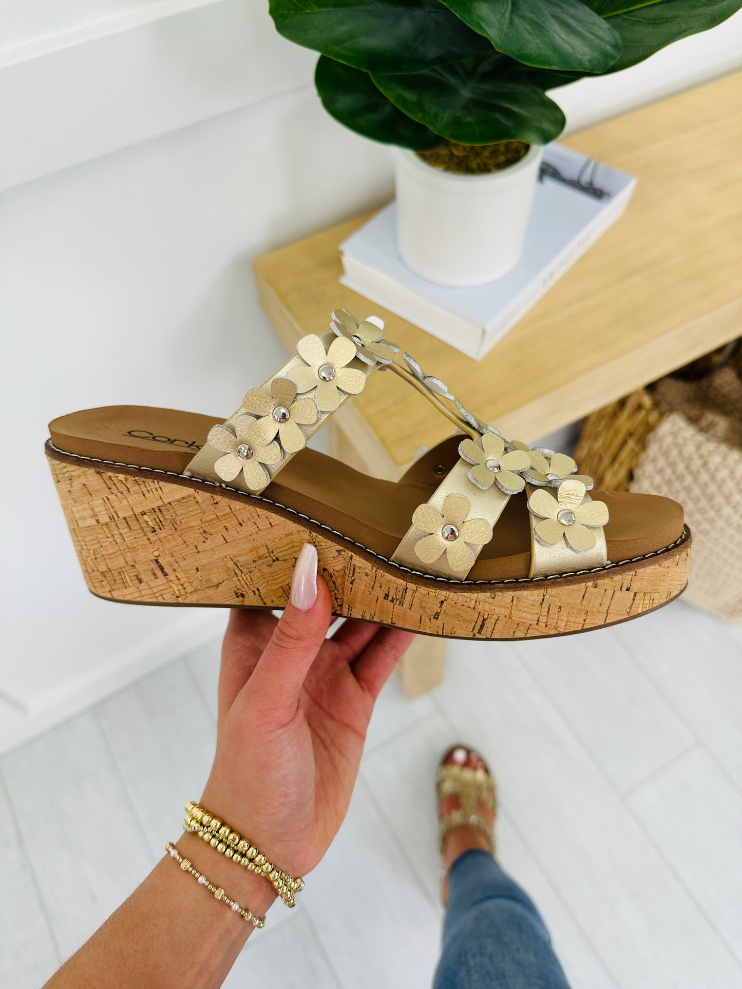 Blossom Steps Wedges In Gold Metallic