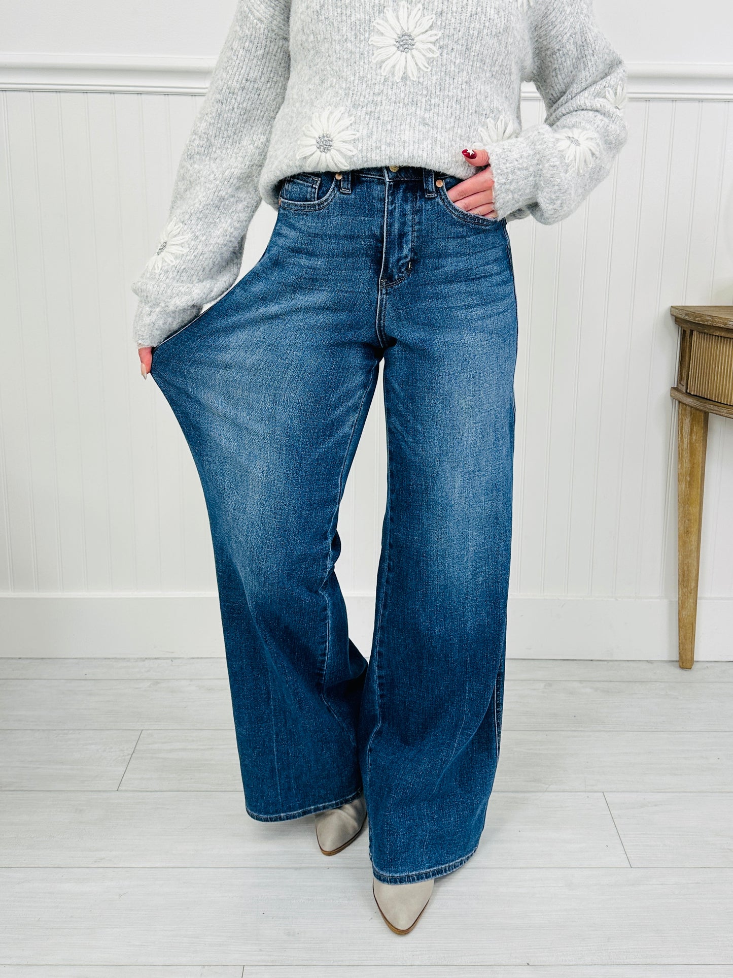 Judy Blue Far Out Wide Leg Tummy Control Jeans in Reg/Curvy