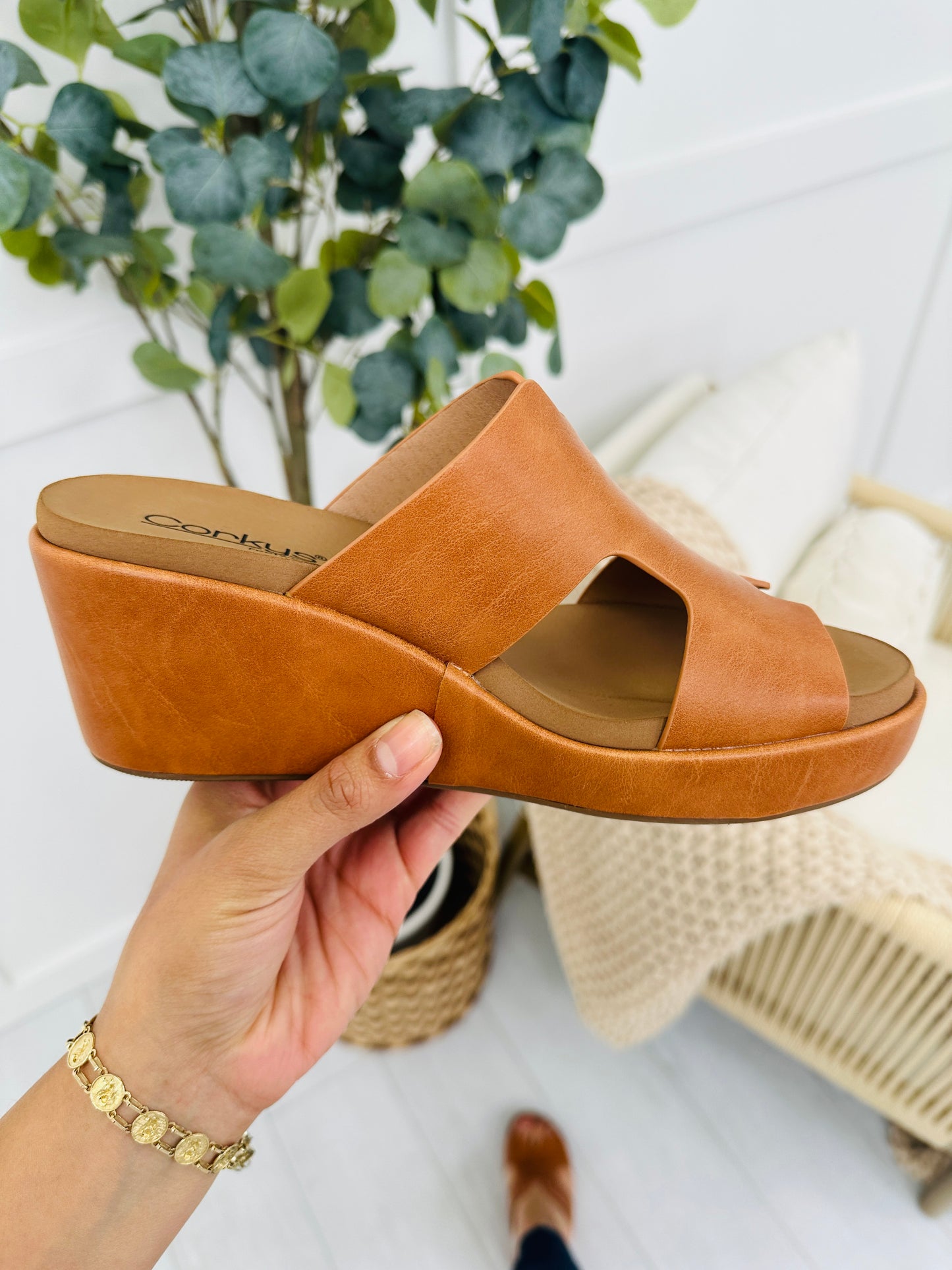 Sleek Silhouette Wedges In Cognac Smooth