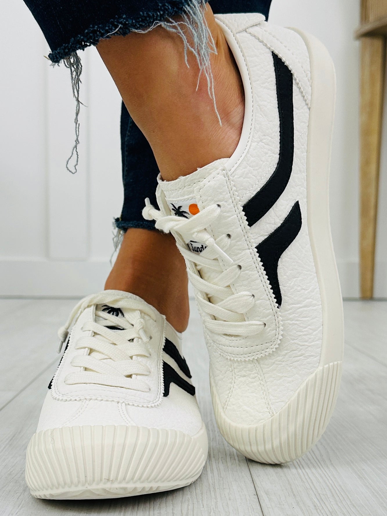 Metro Move Sneakers In Off White/Black