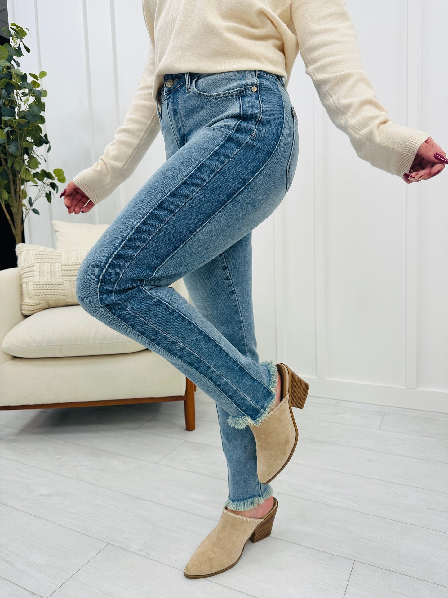 Judy Blue All Frayed Up Slim Fit Jeans in Reg/Curvy