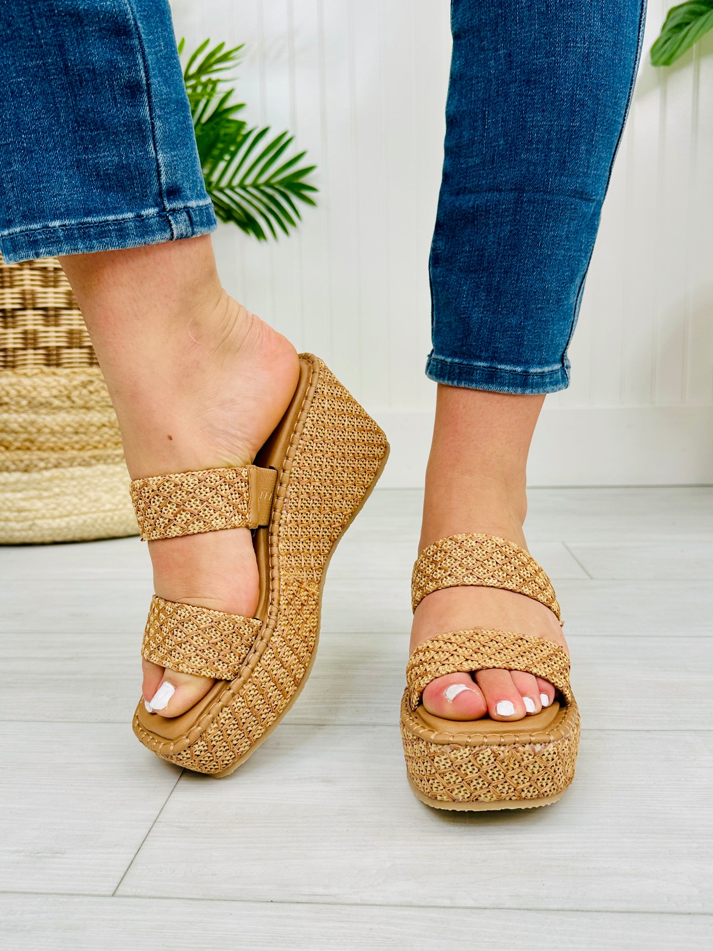 Swaying Beauty Wedges in Almond