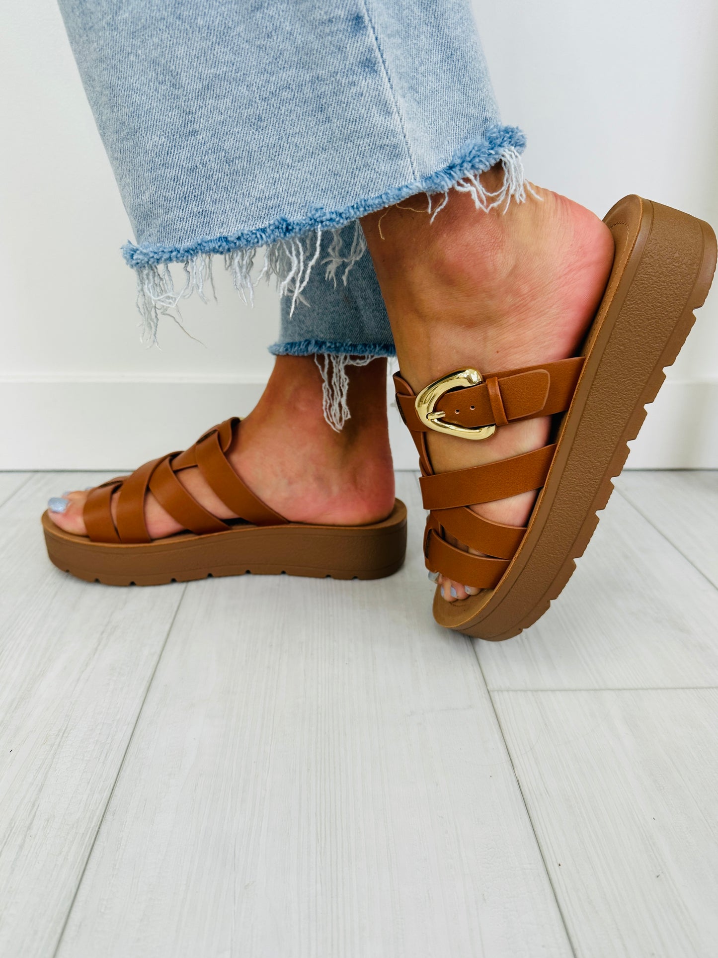 Effortless Edge Sandals In Cognac