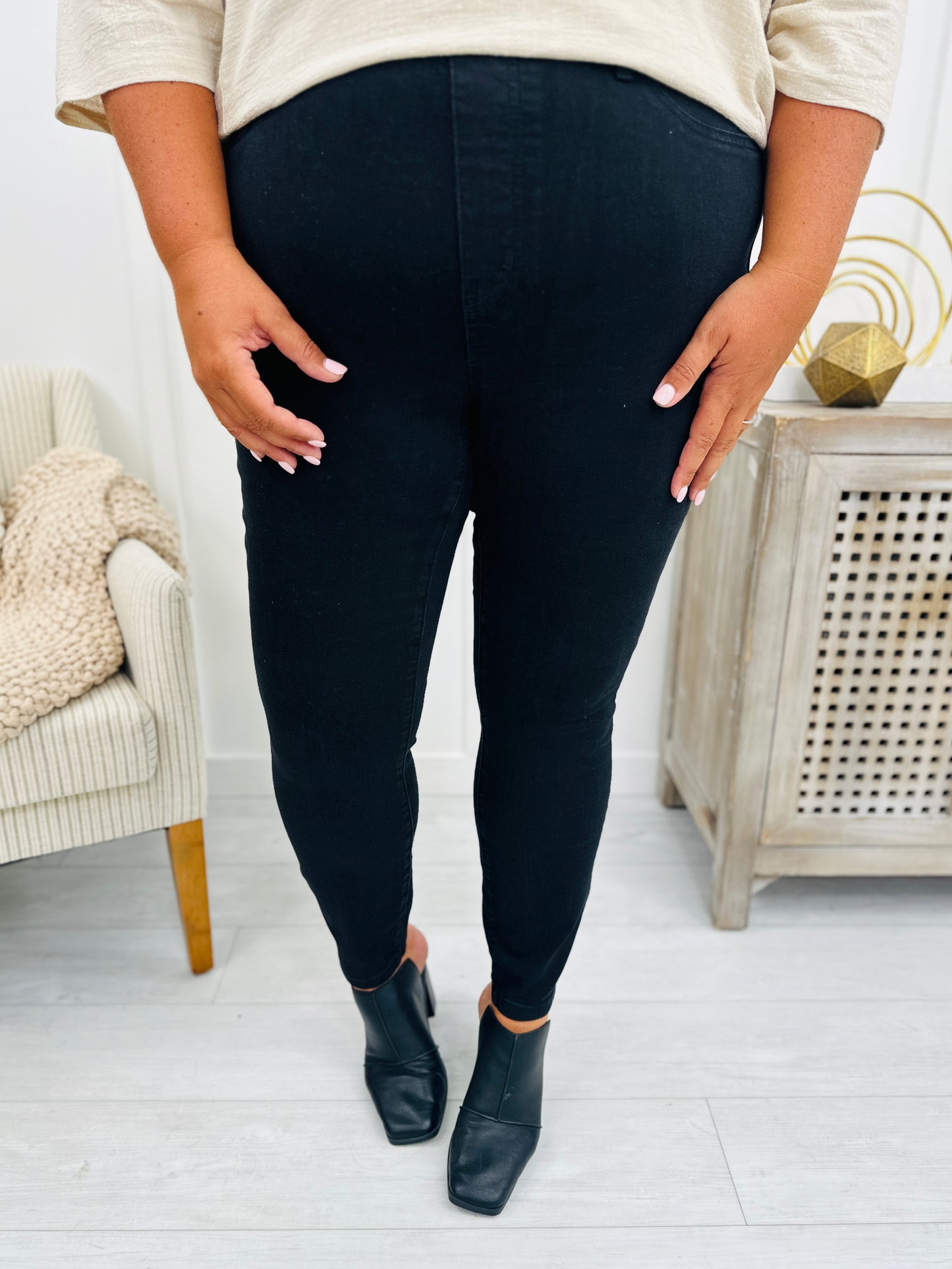 Judy Blue Pulling Through Pull On Skinny Jeans in Reg/Curvy