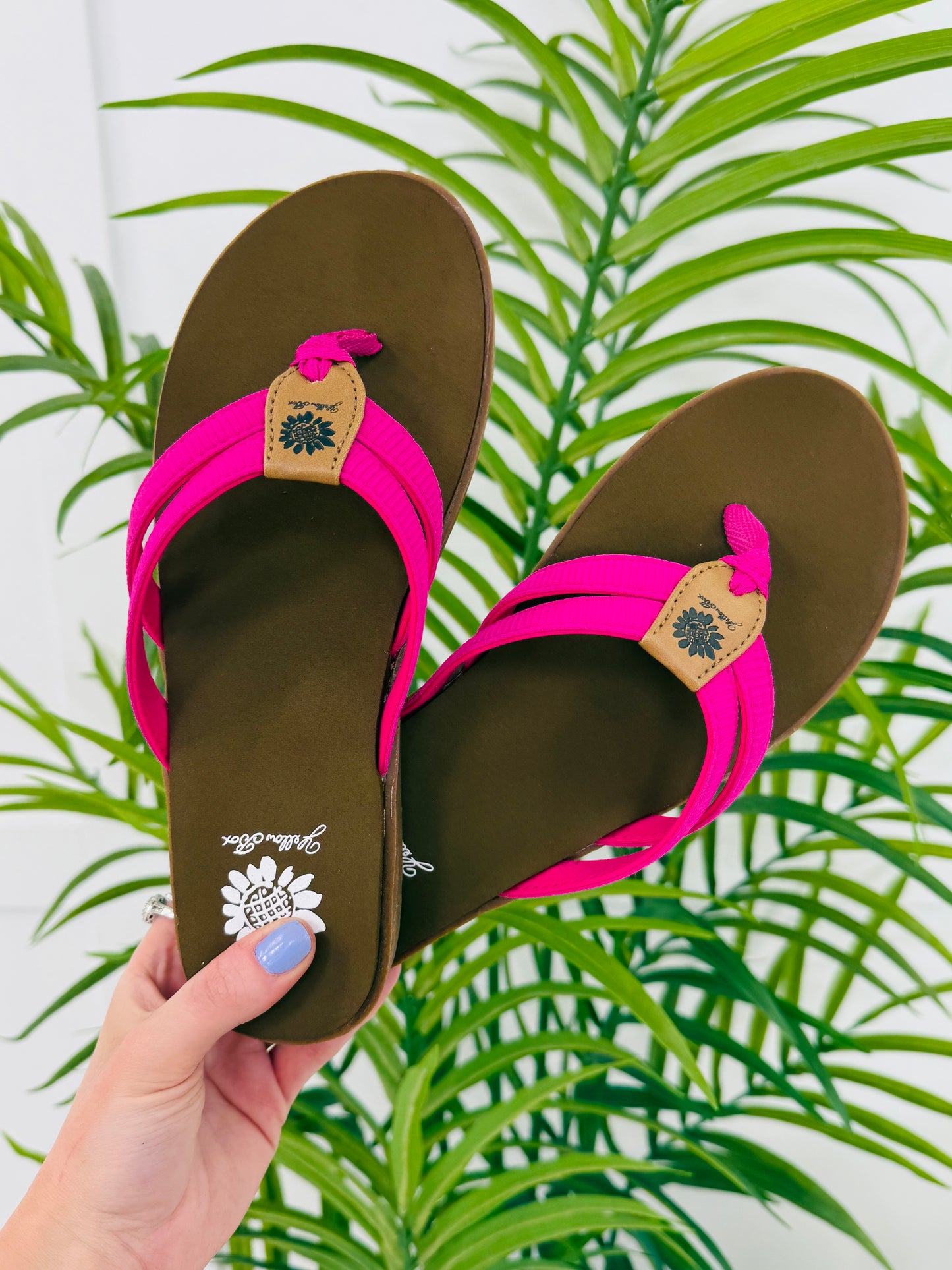 Sandy Strides Flip Flops In Fuchsia