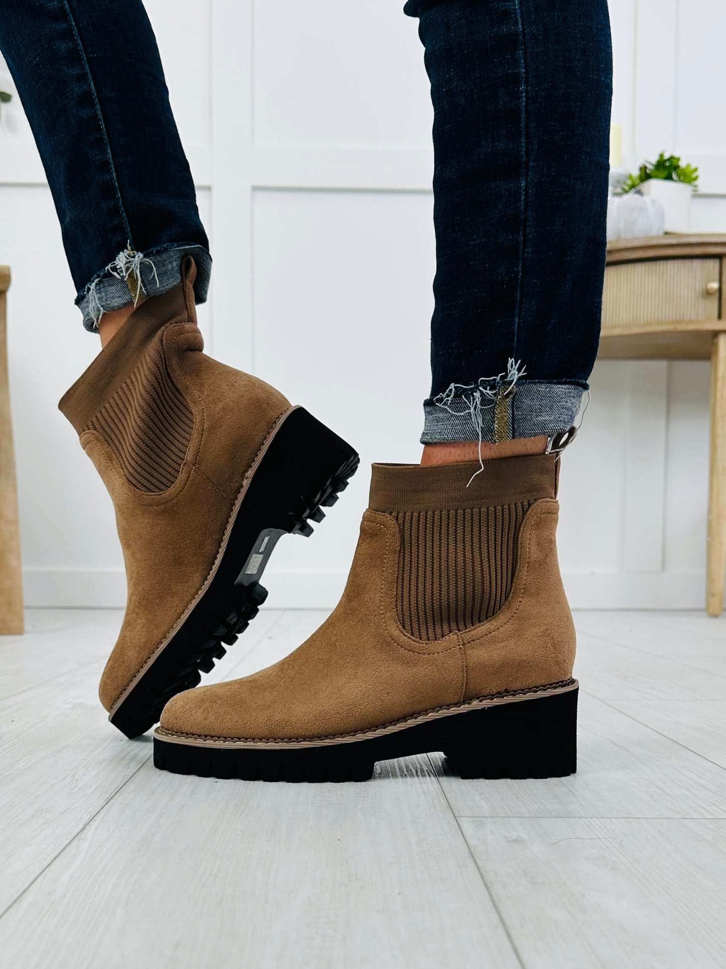 The Everywhere Boot In Walnut Suede