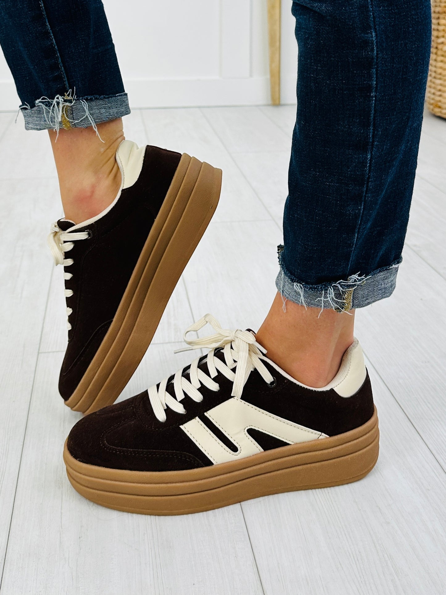 Sidewalk Chic Sneakers In Brown/Beige