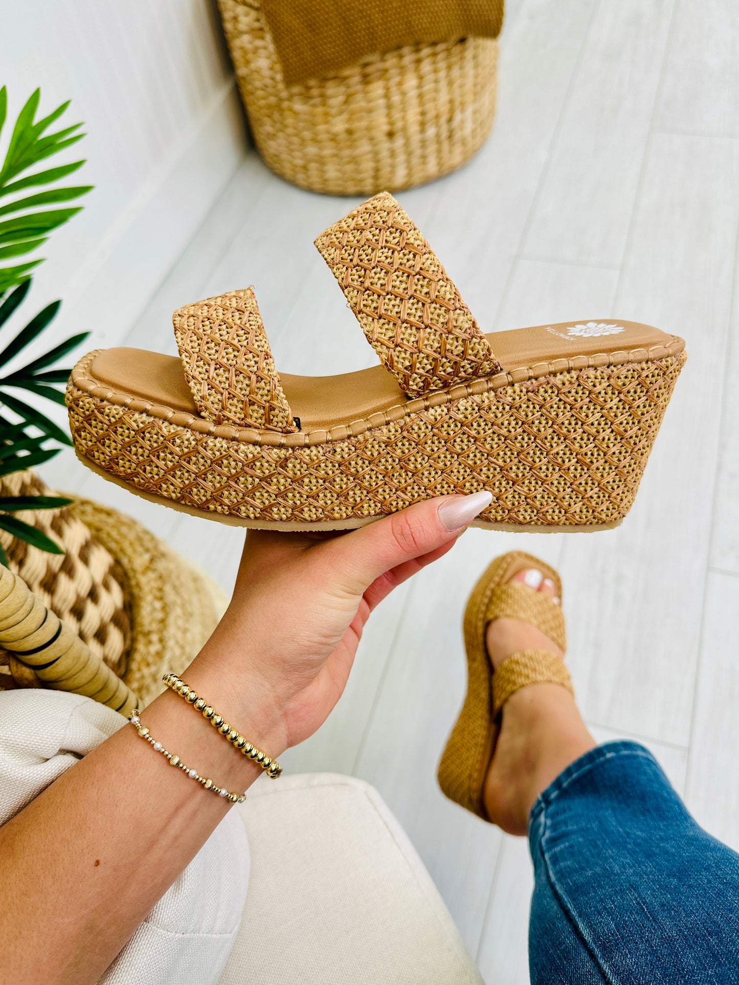 Swaying Beauty Wedges in Almond