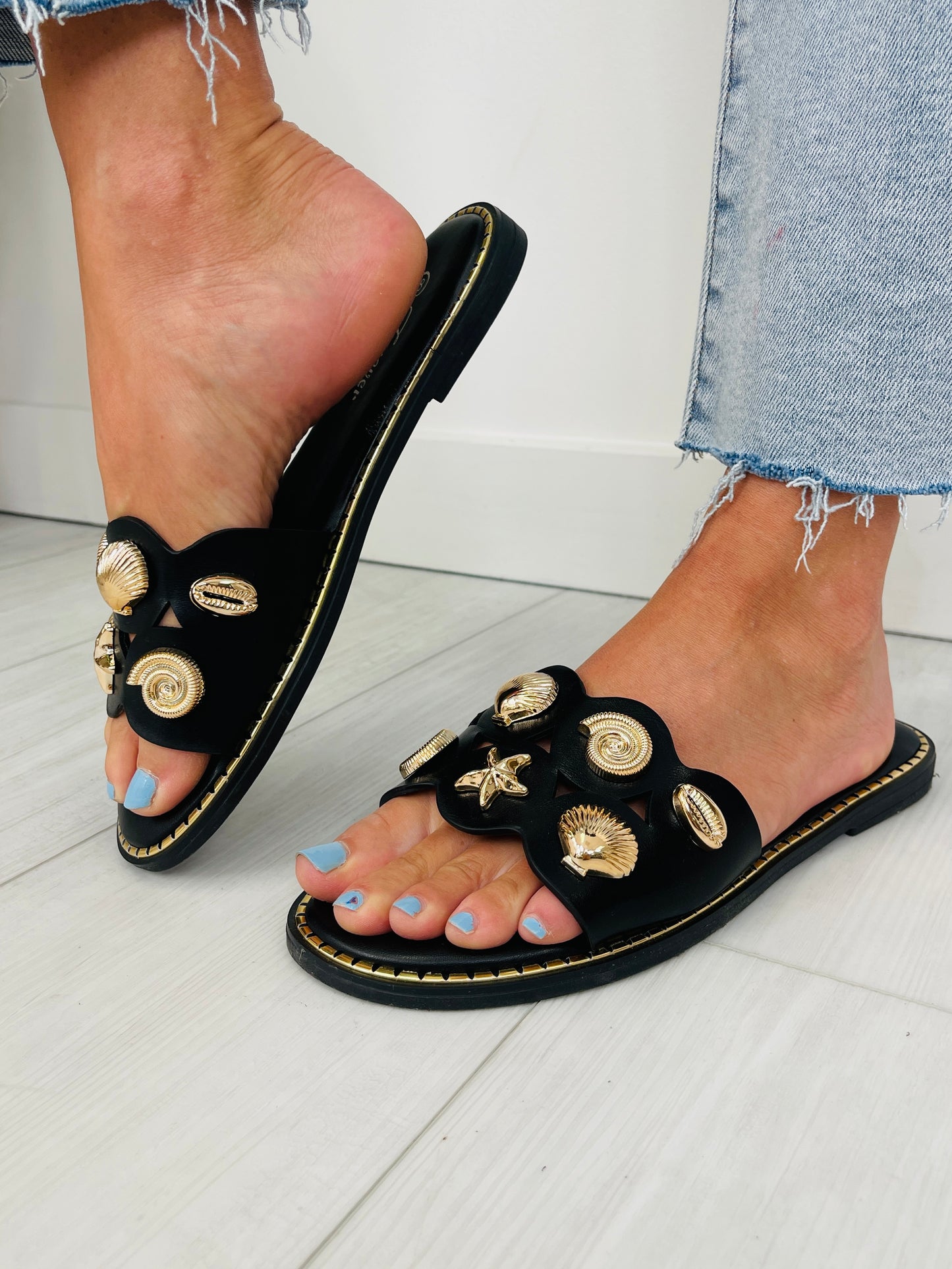 Shell Yeah Baby Sandals In Black