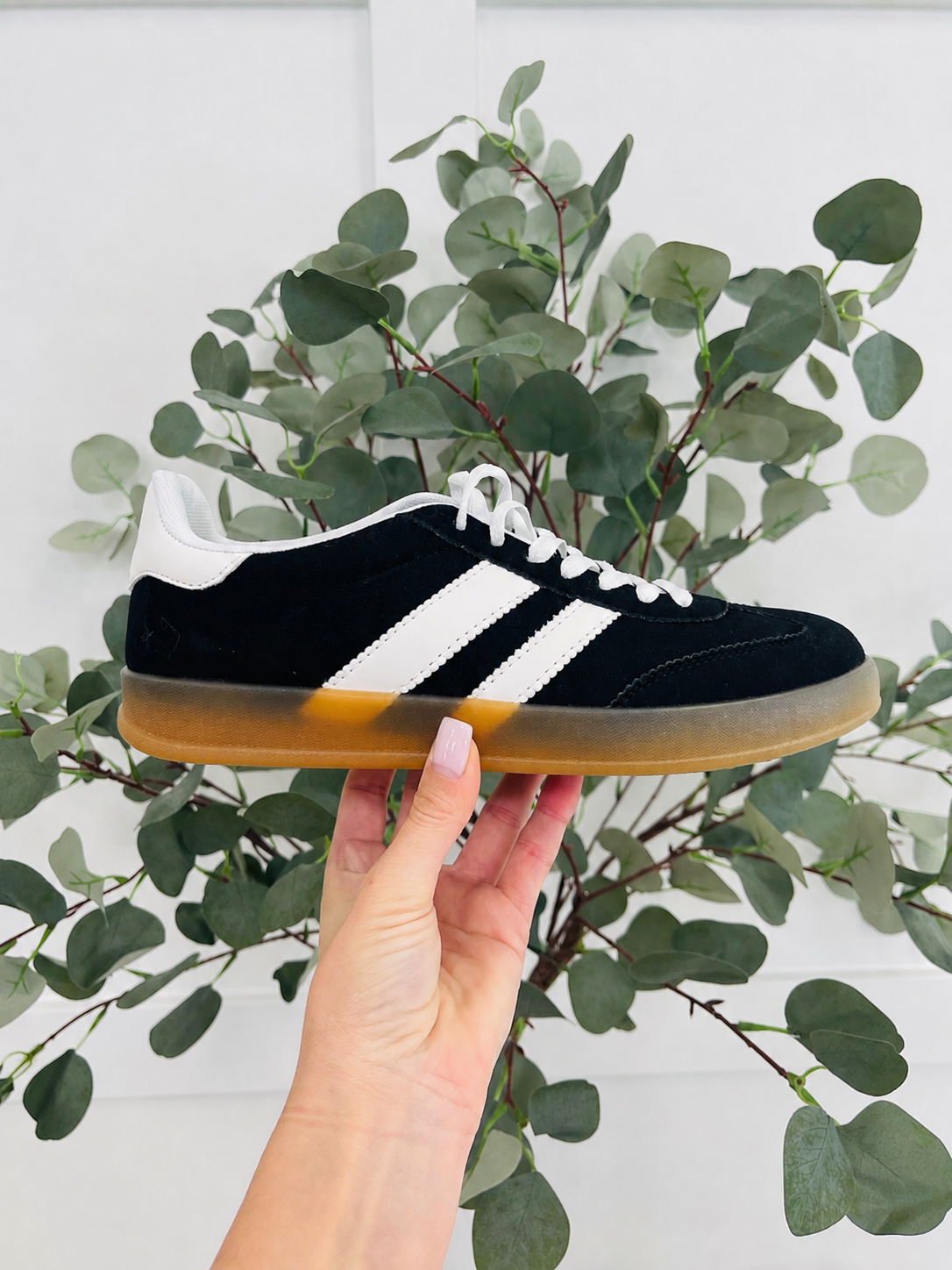 Downtown Dash Sneakers In Black White
