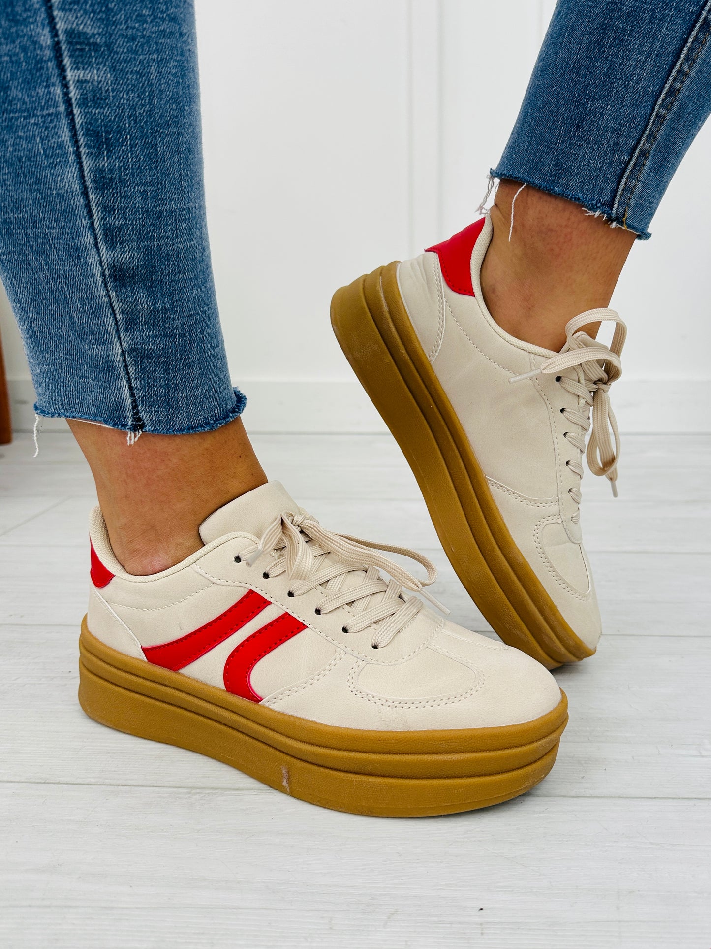 Run The World Sneakers In Beige/Red