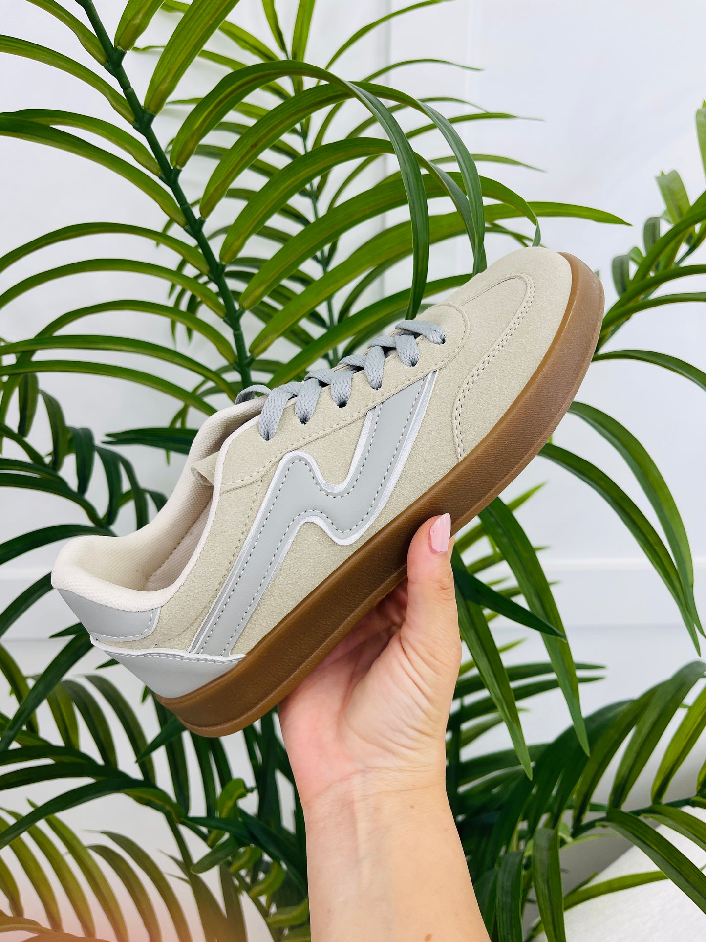 Good Company Sneakers In Beige Grey