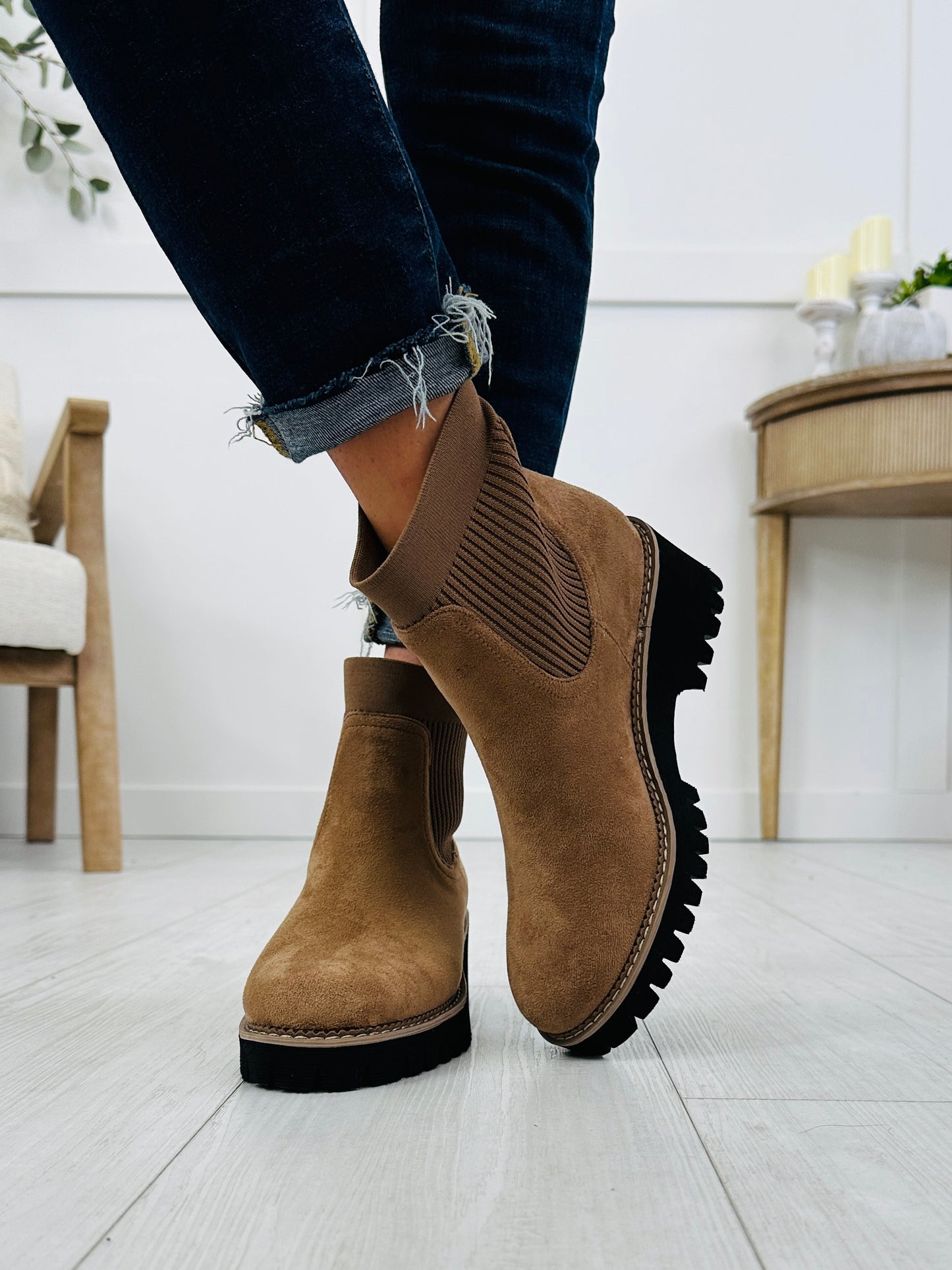 The Everywhere Boot In Walnut Suede