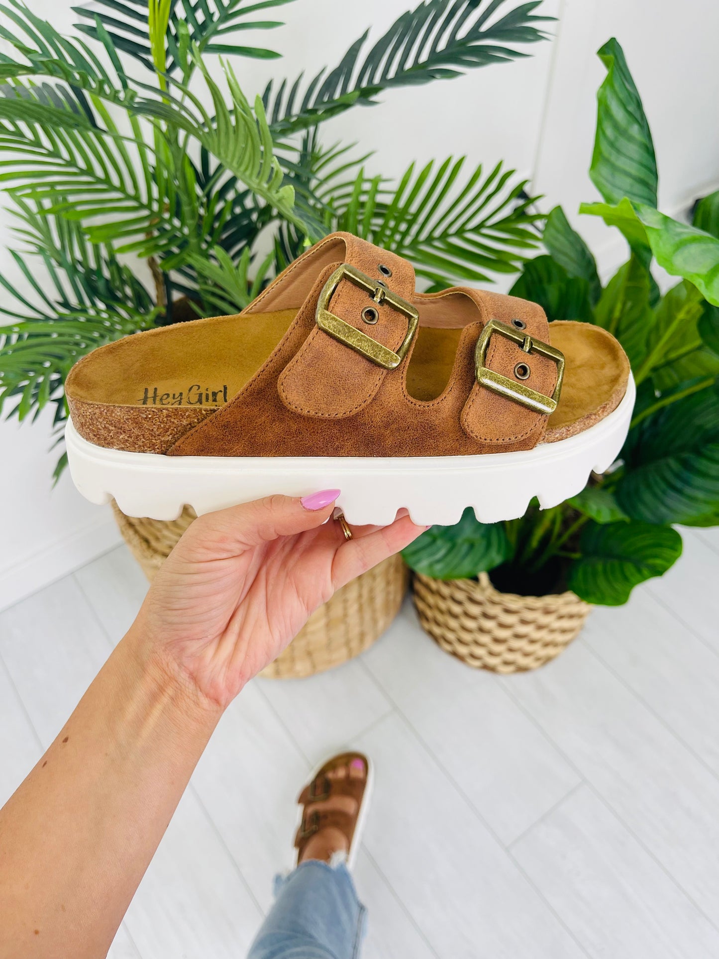 Seaside Stride Sandals In Cognac