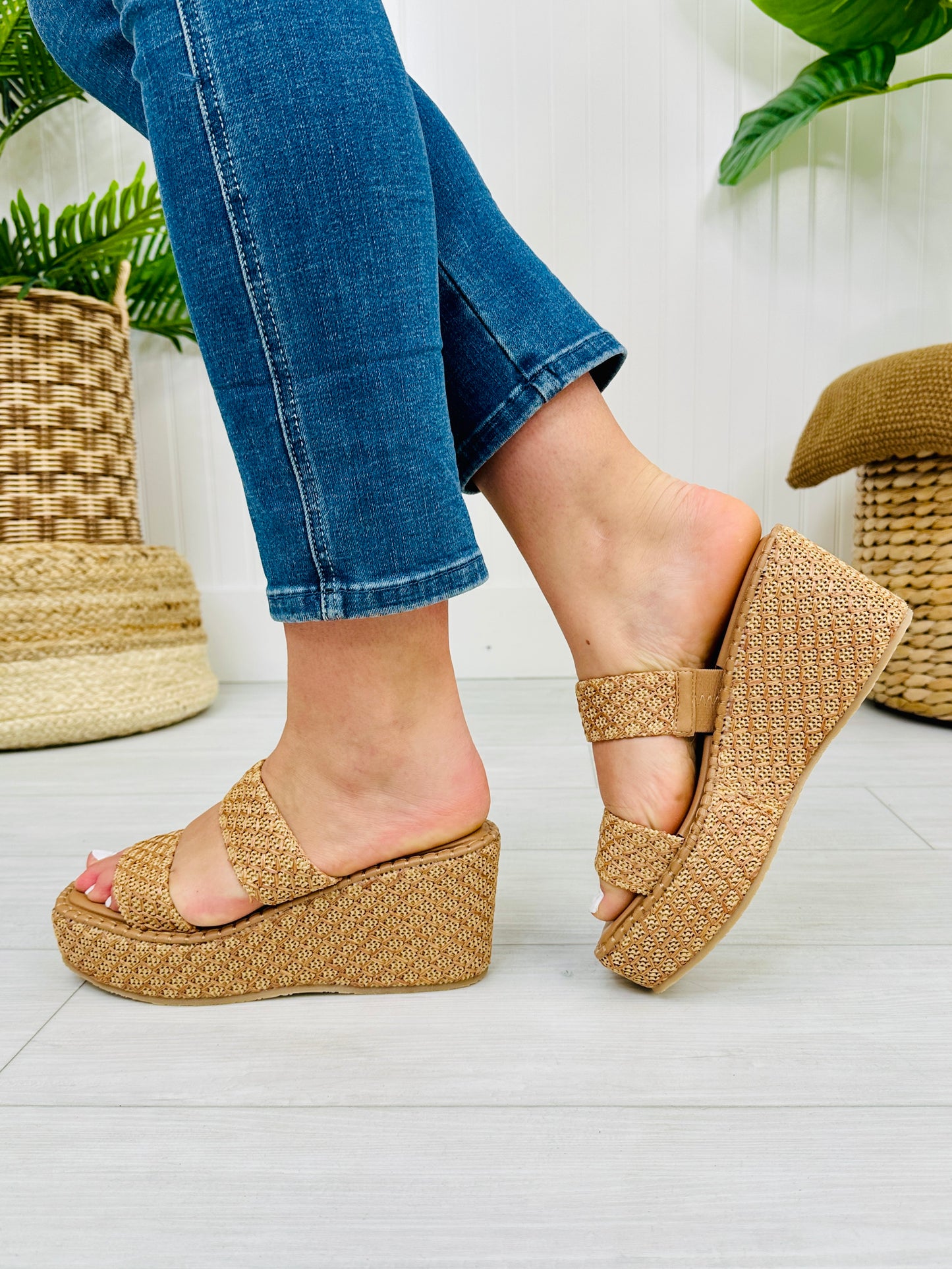 Swaying Beauty Wedges in Almond