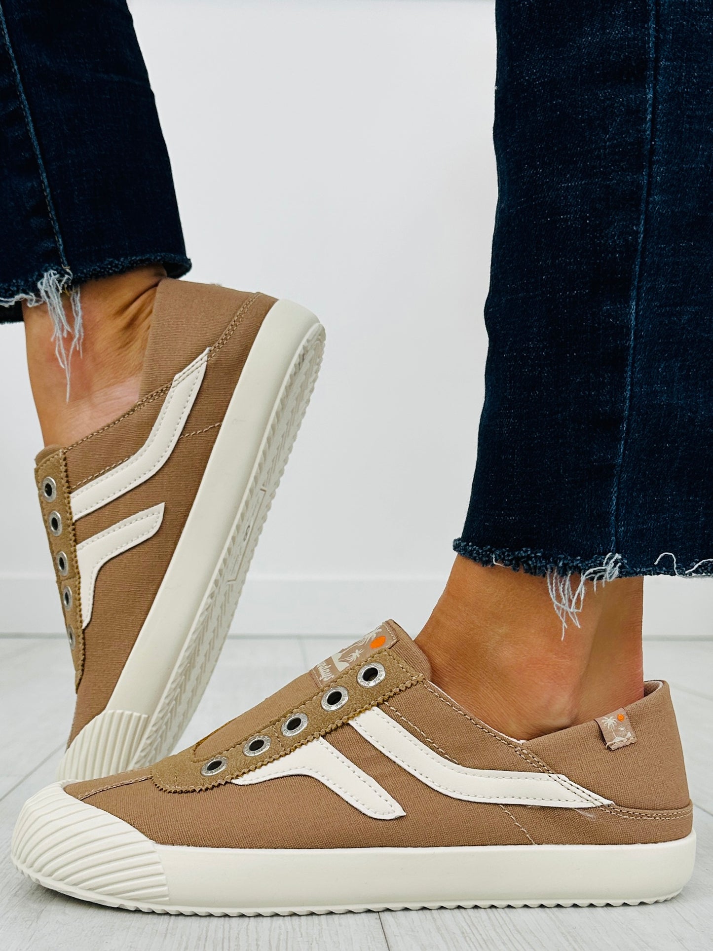 Seaside Slip-Ons Sneakers In Warm Taupe/Beige
