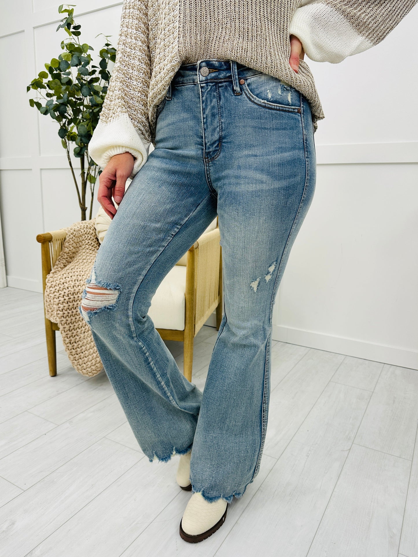 Judy Blue Heartbreaker Tummy Control Flare Jeans in Reg/Curvy