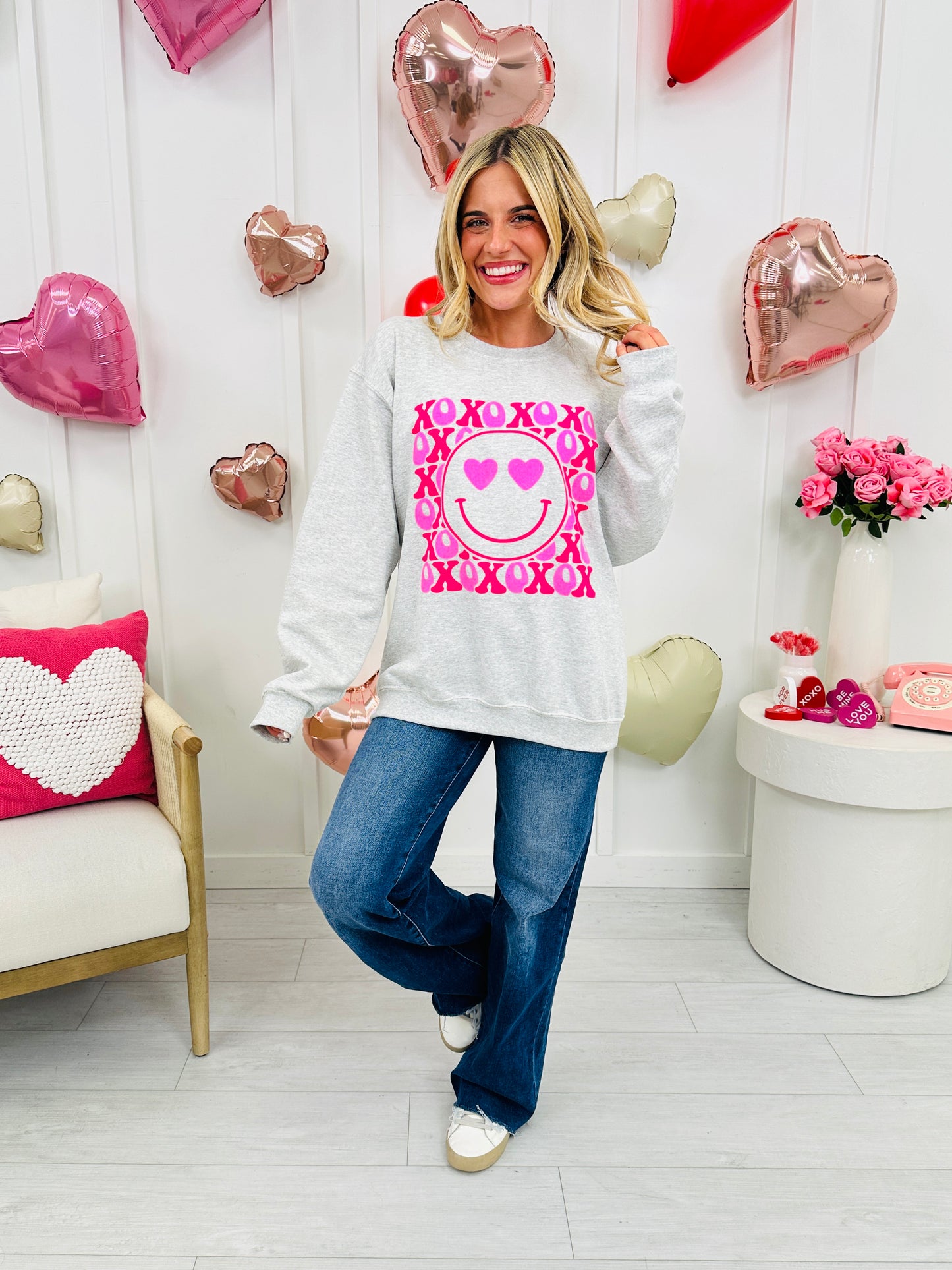 XOXO Smile Graphic Crewneck Sweatshirt
