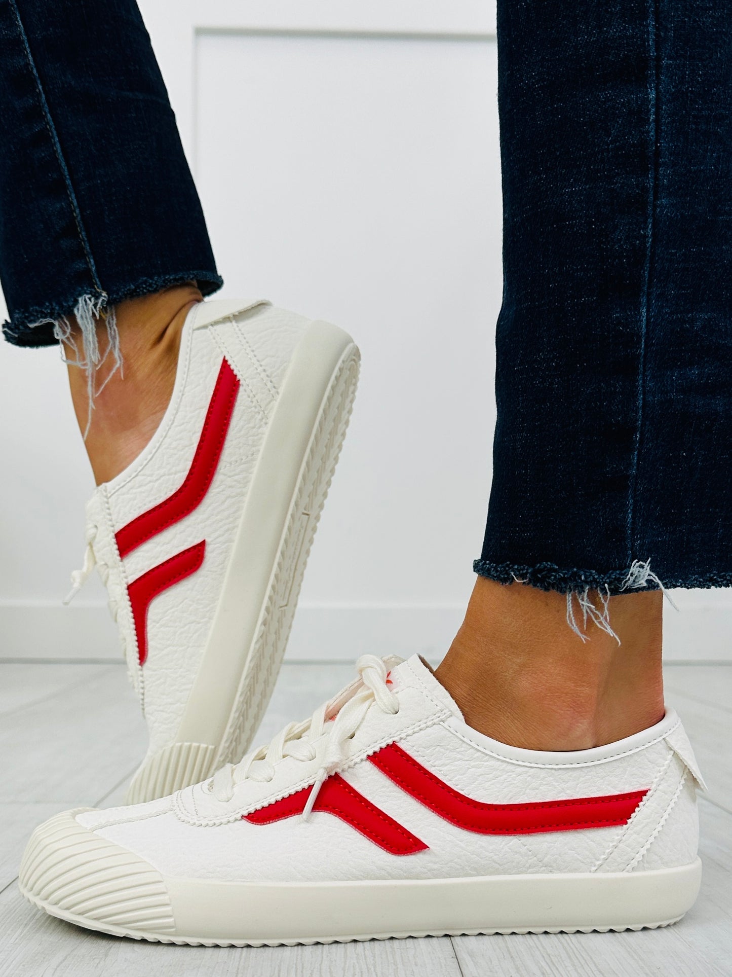Metro Move Sneakers In Off White/Red