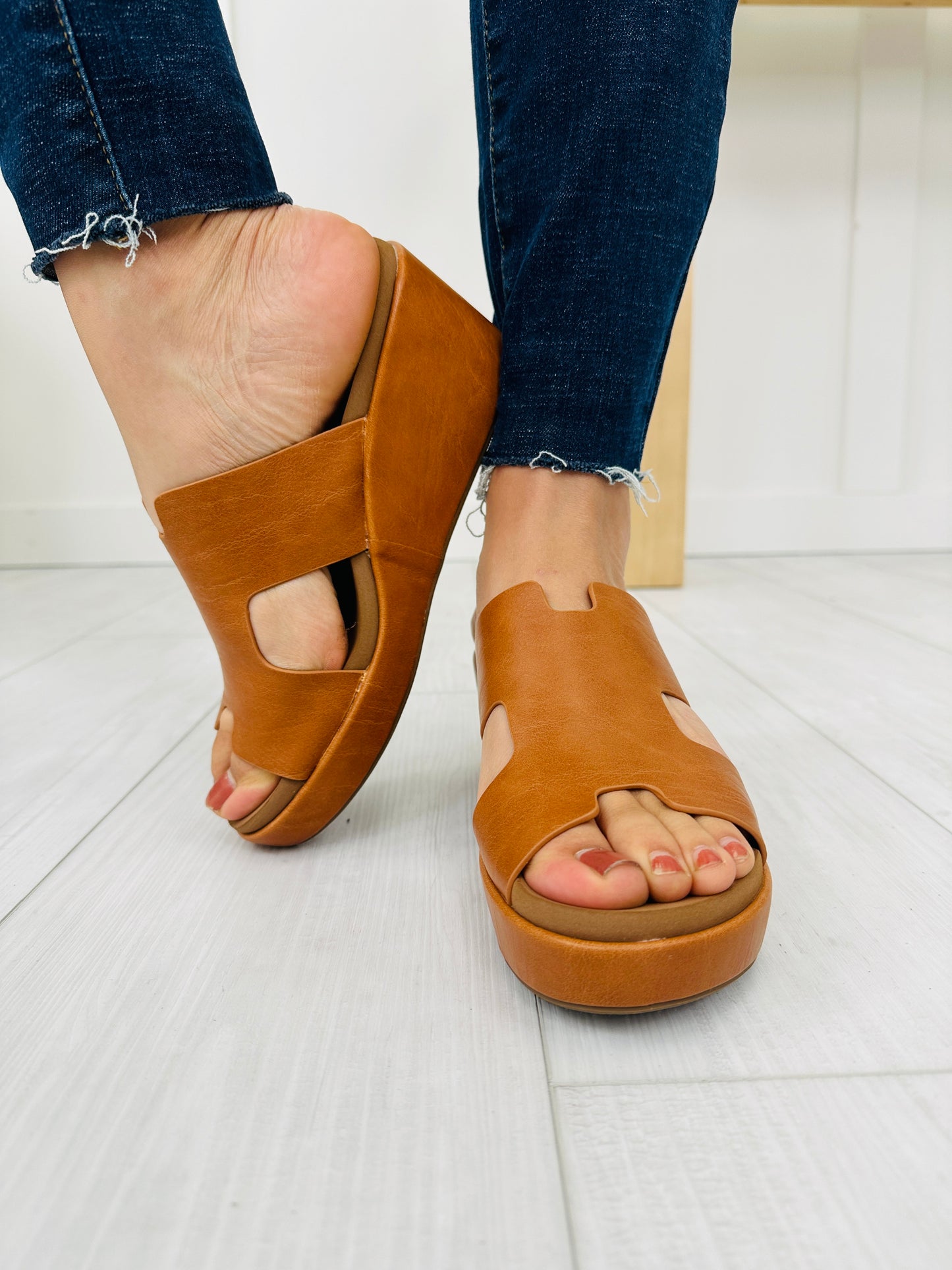 Sleek Silhouette Wedges In Cognac Smooth