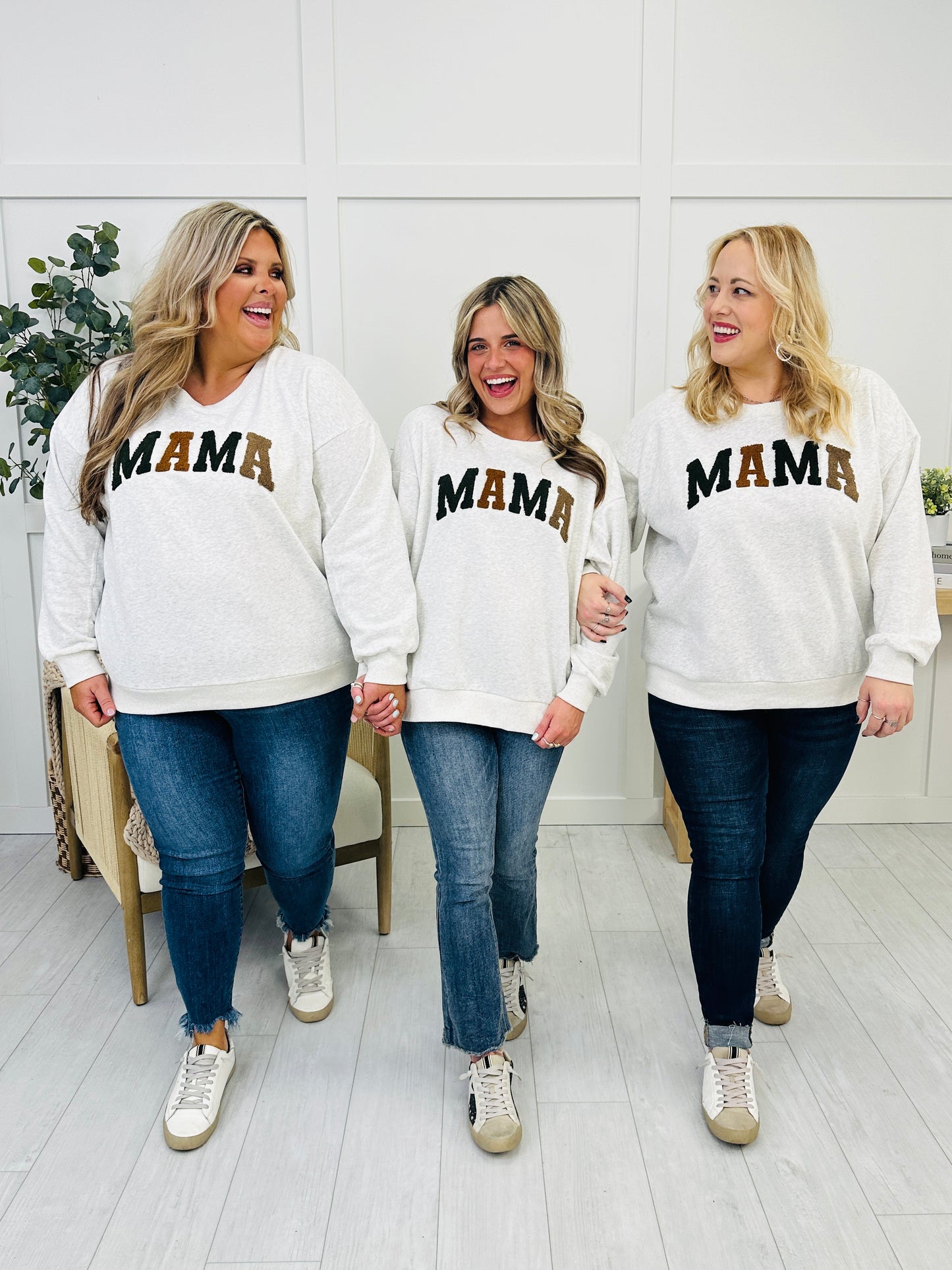 REG/CURVY MOCO Exclusive Mama Crewneck