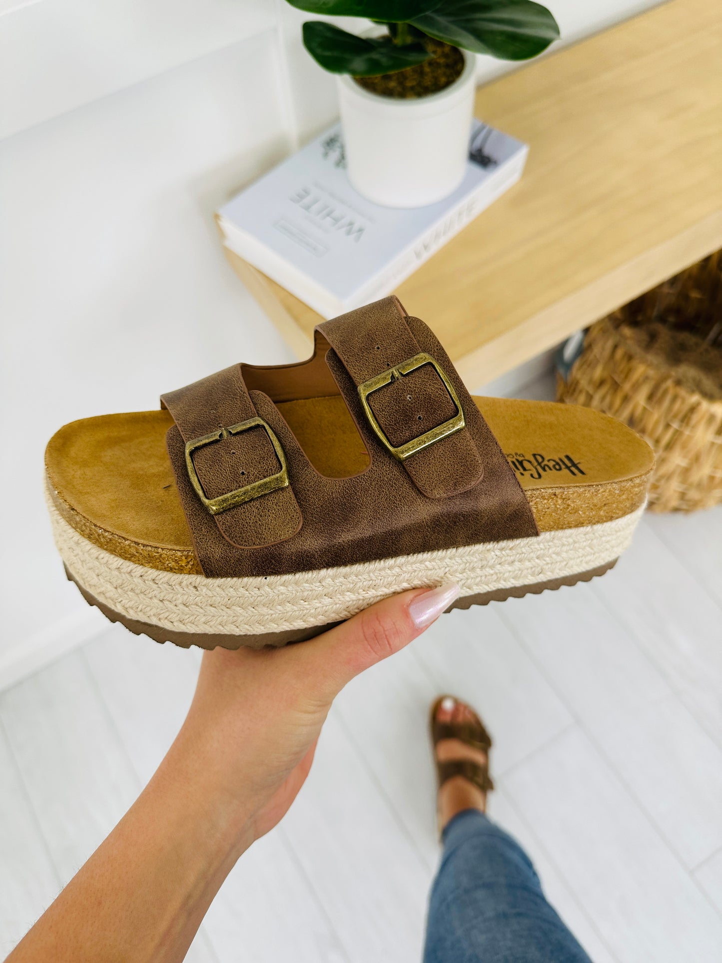 Sunlit Stroll Sandals In Tan