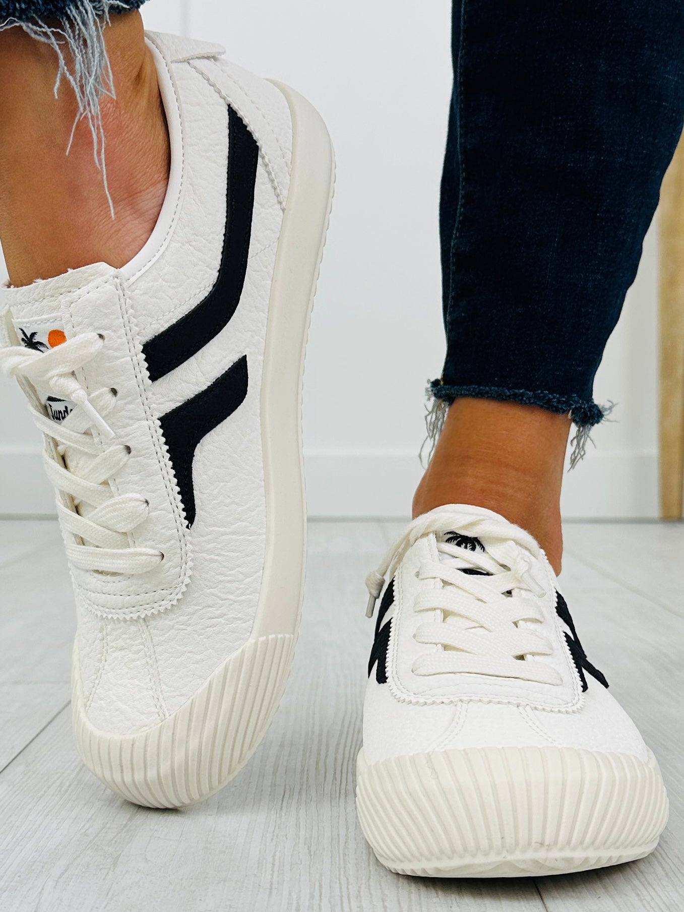 Metro Move Sneakers In Off White/Black