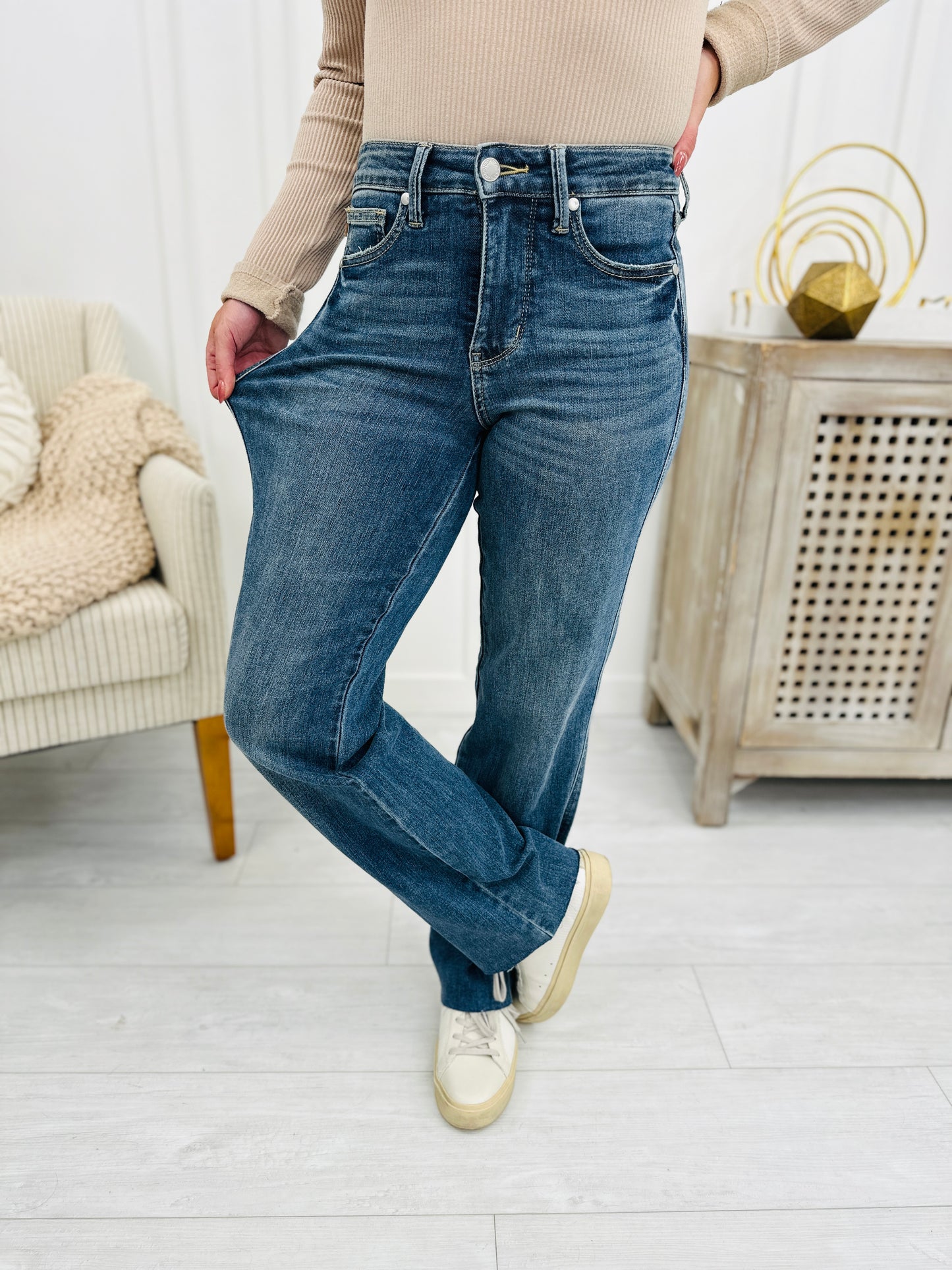 Judy Blue Worth The Wait Straight Tummy Control Jeans in Reg/Curvy