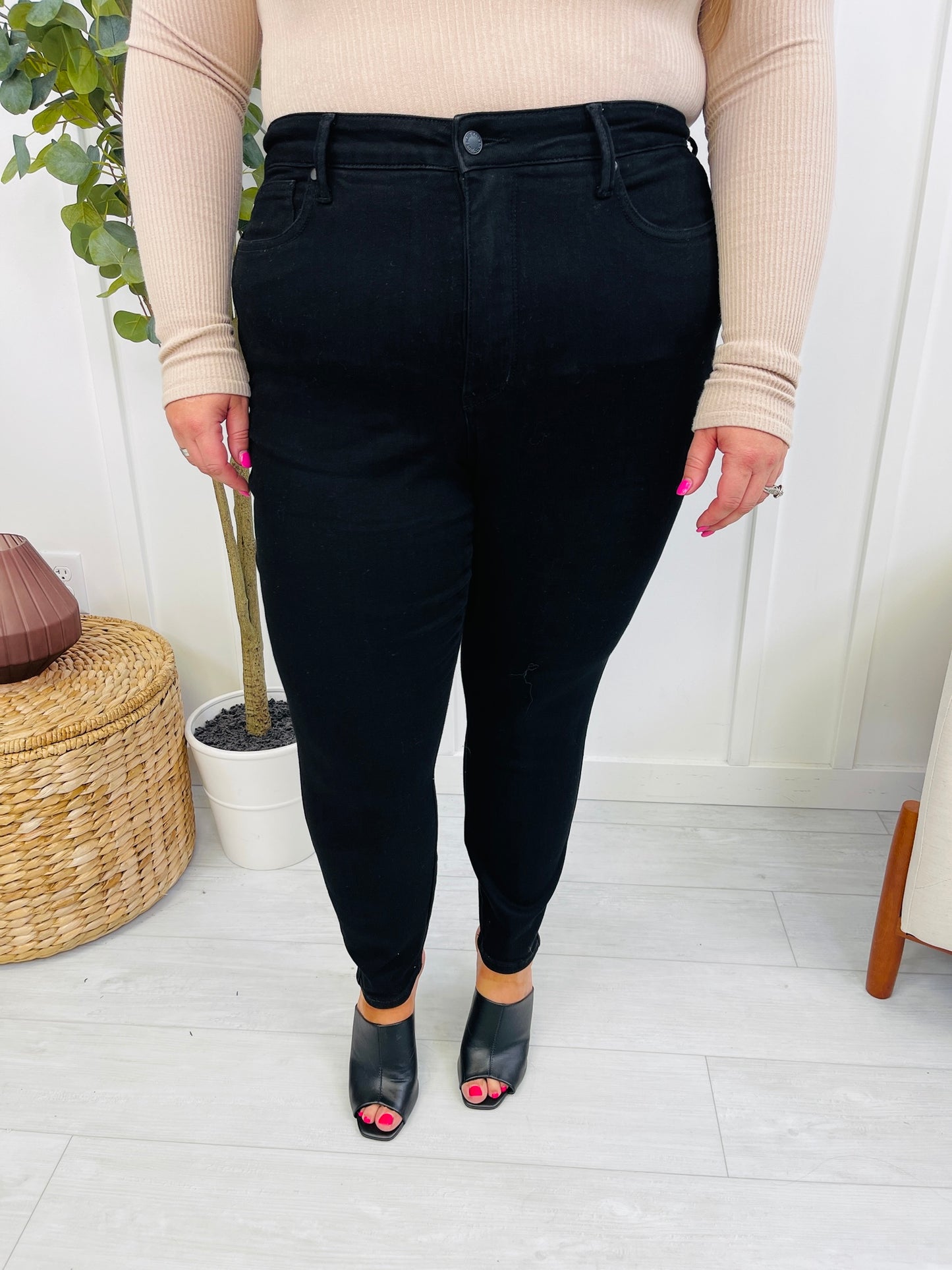 Judy Blue Pitch Black Tummy Control Skinny Jeans in Reg/Curvy